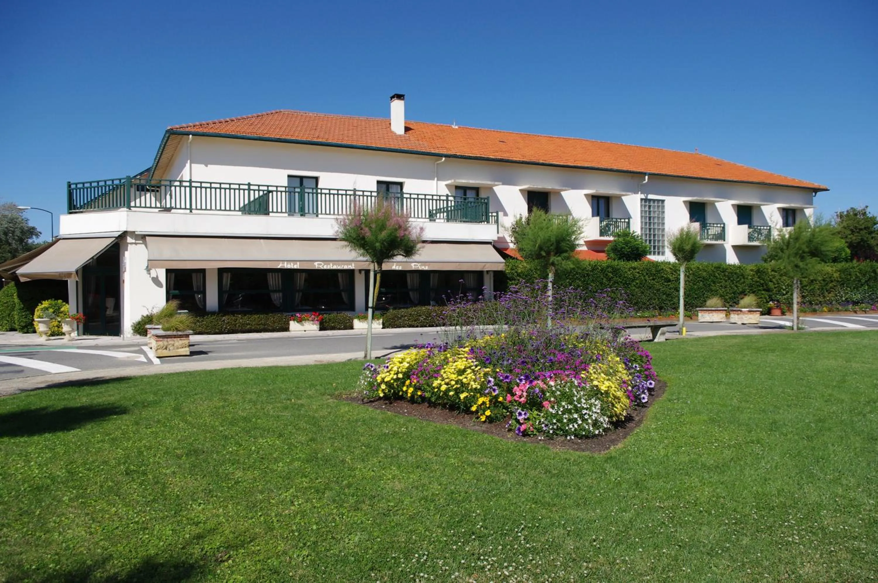 Property building in Hotel des Pins