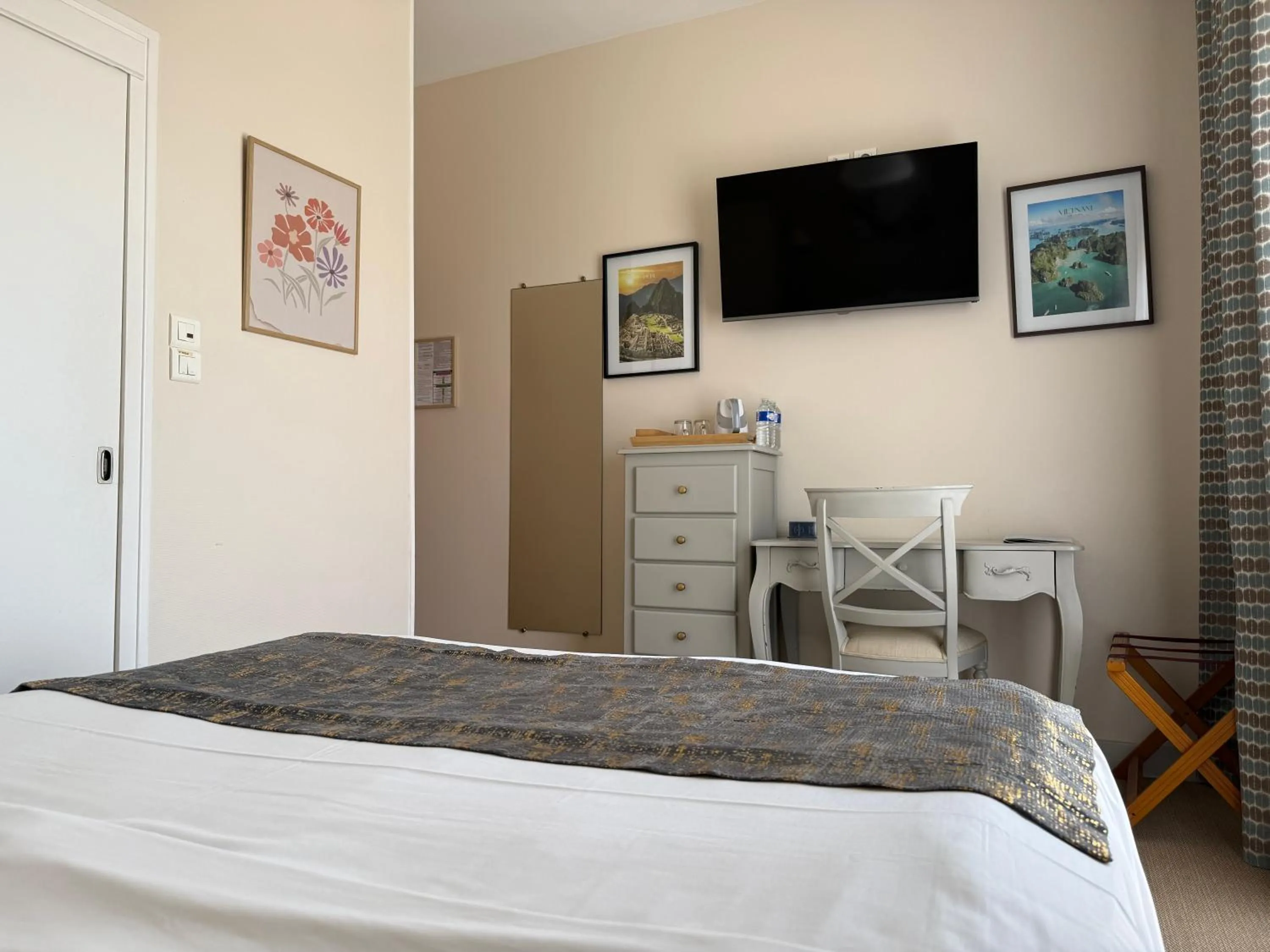 Bedroom, Bed in Hotel des Pins