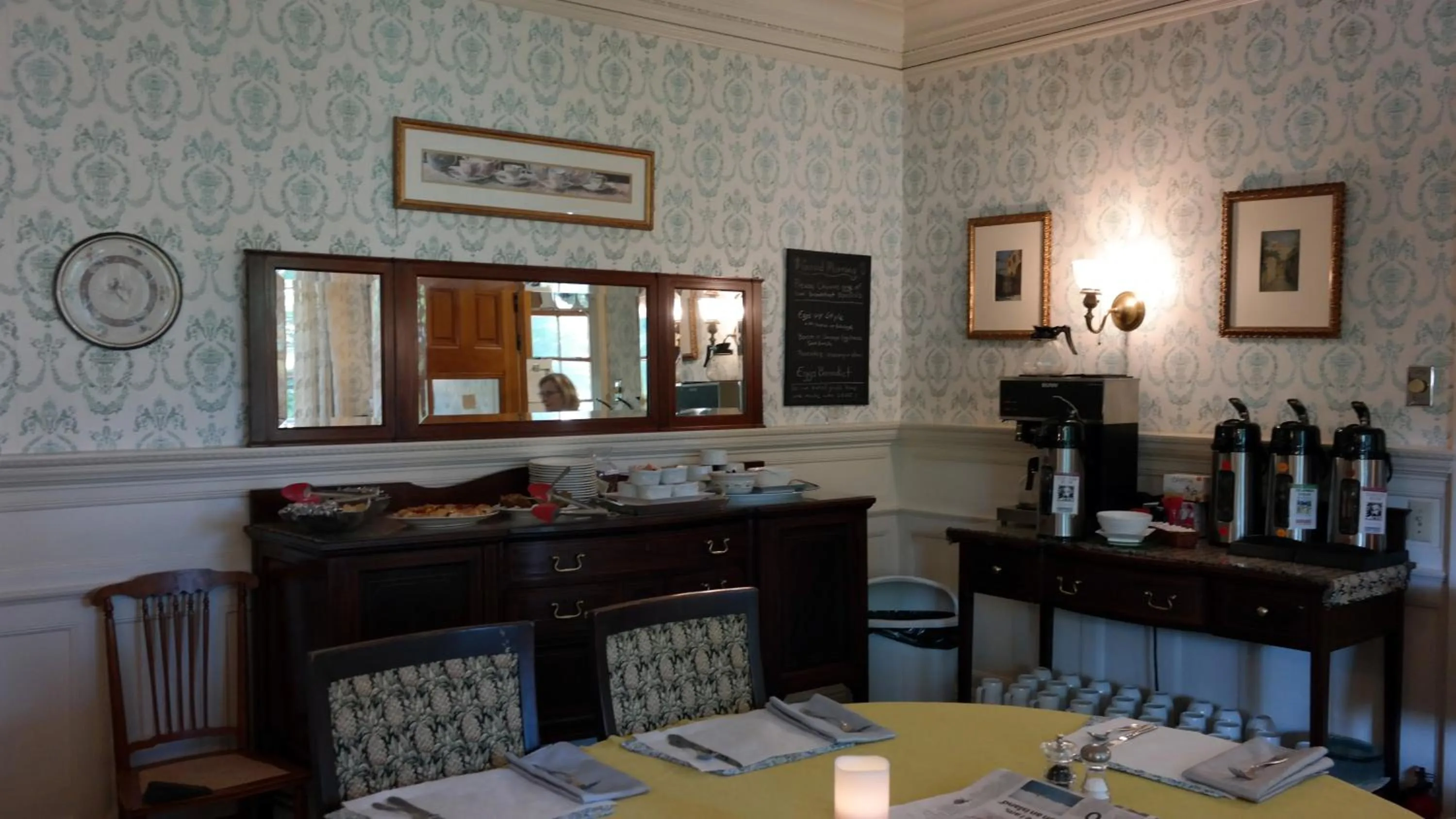 American breakfast in Moseley Cottage Inn and The Town Motel