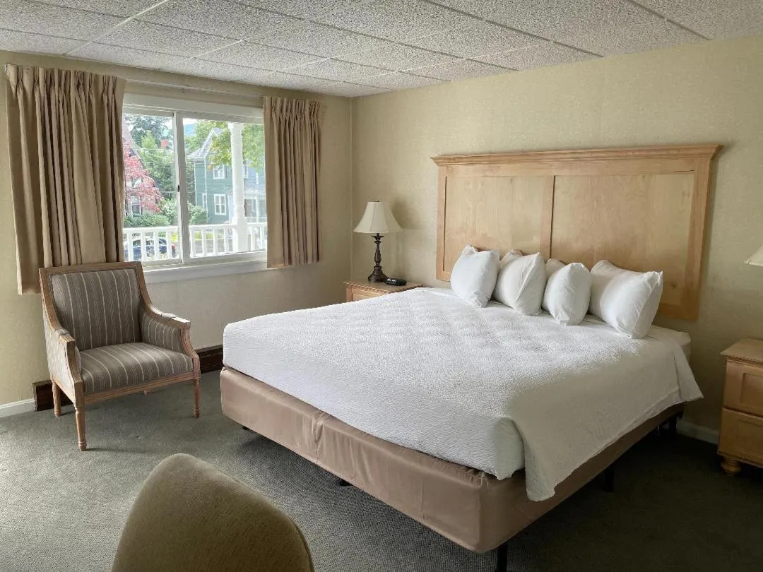 Bed in Moseley Cottage Inn and The Town Motel