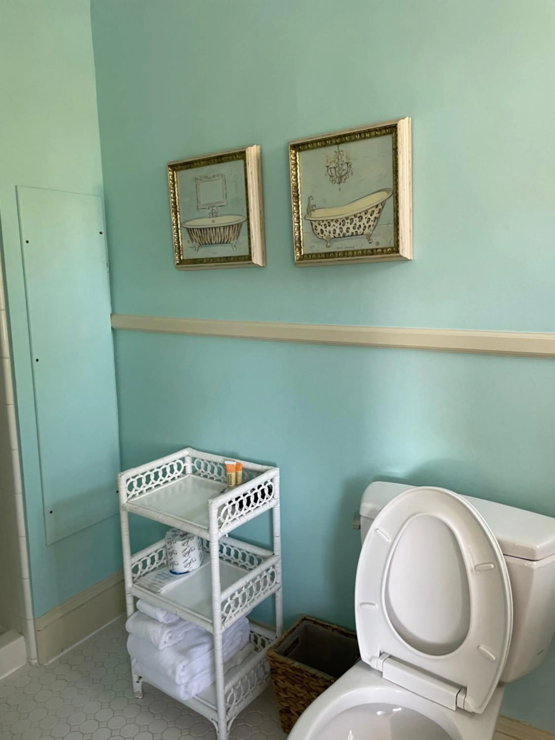 Bed in Moseley Cottage Inn and The Town Motel