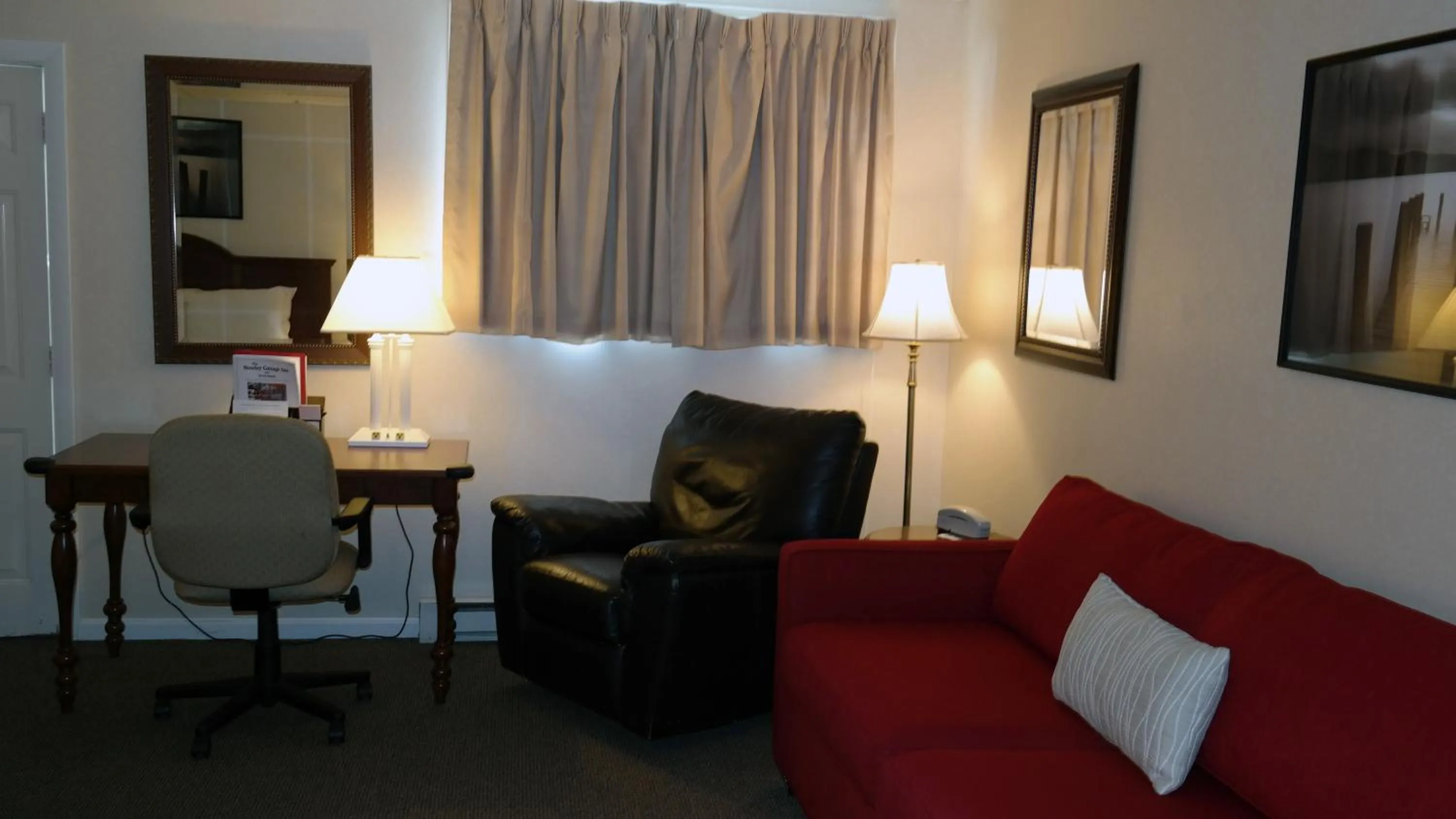 Living room in Moseley Cottage Inn and The Town Motel