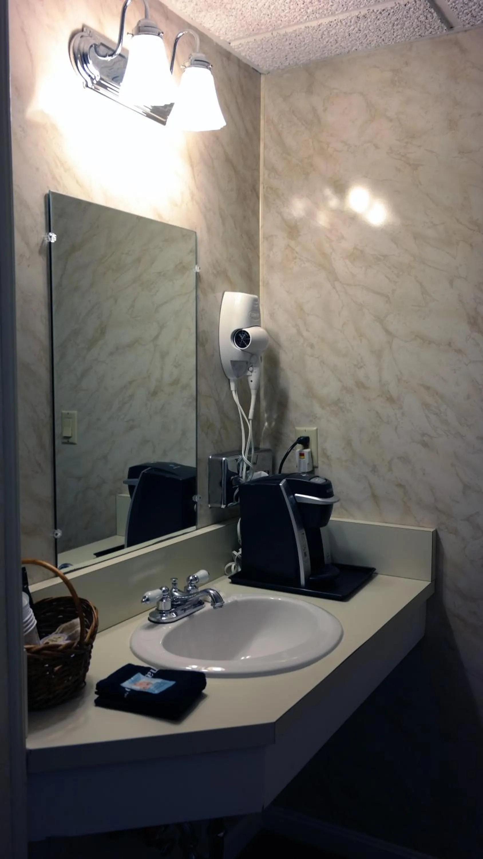 Bathroom in Moseley Cottage Inn and The Town Motel