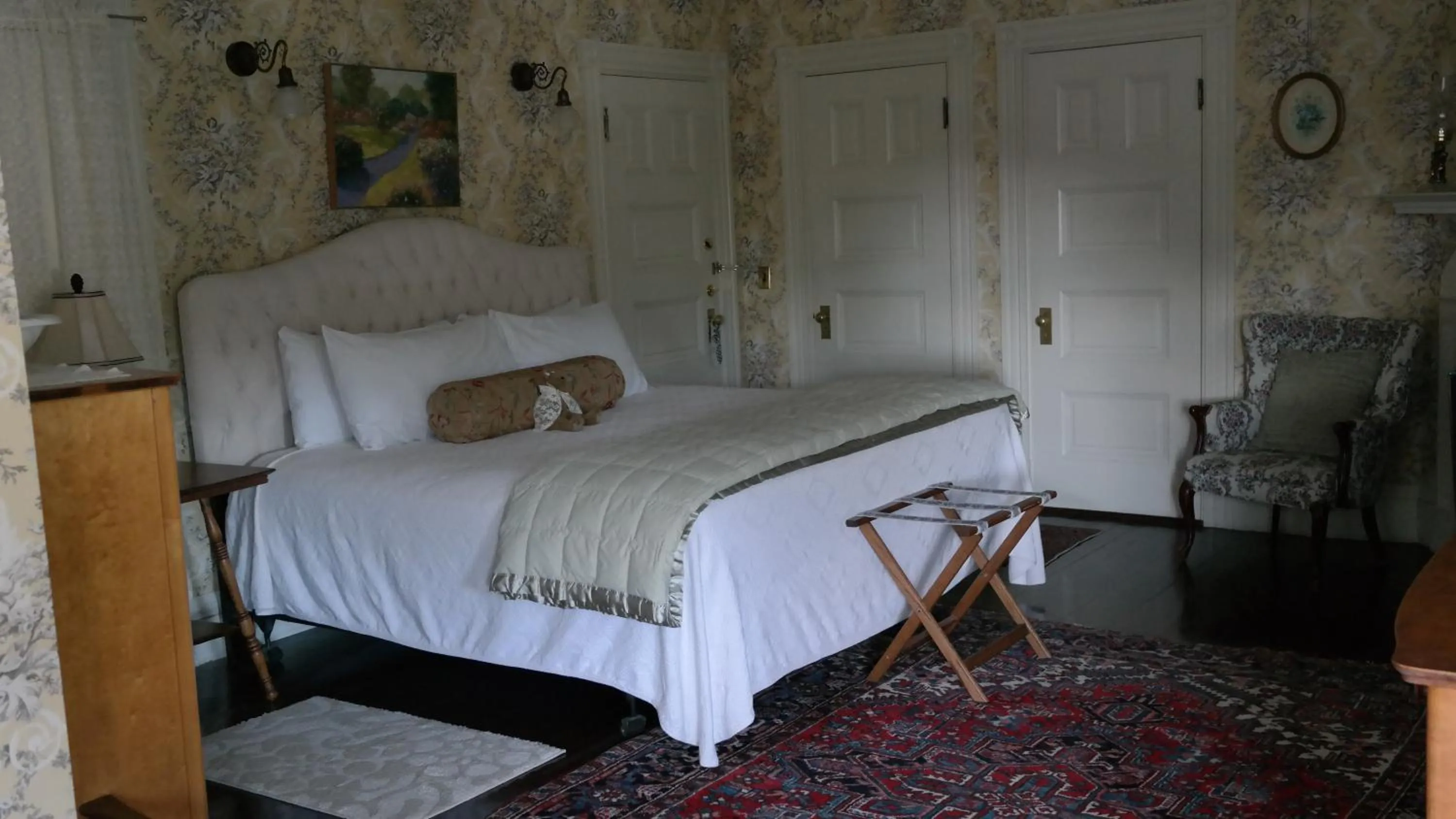 Bed in Moseley Cottage Inn and The Town Motel