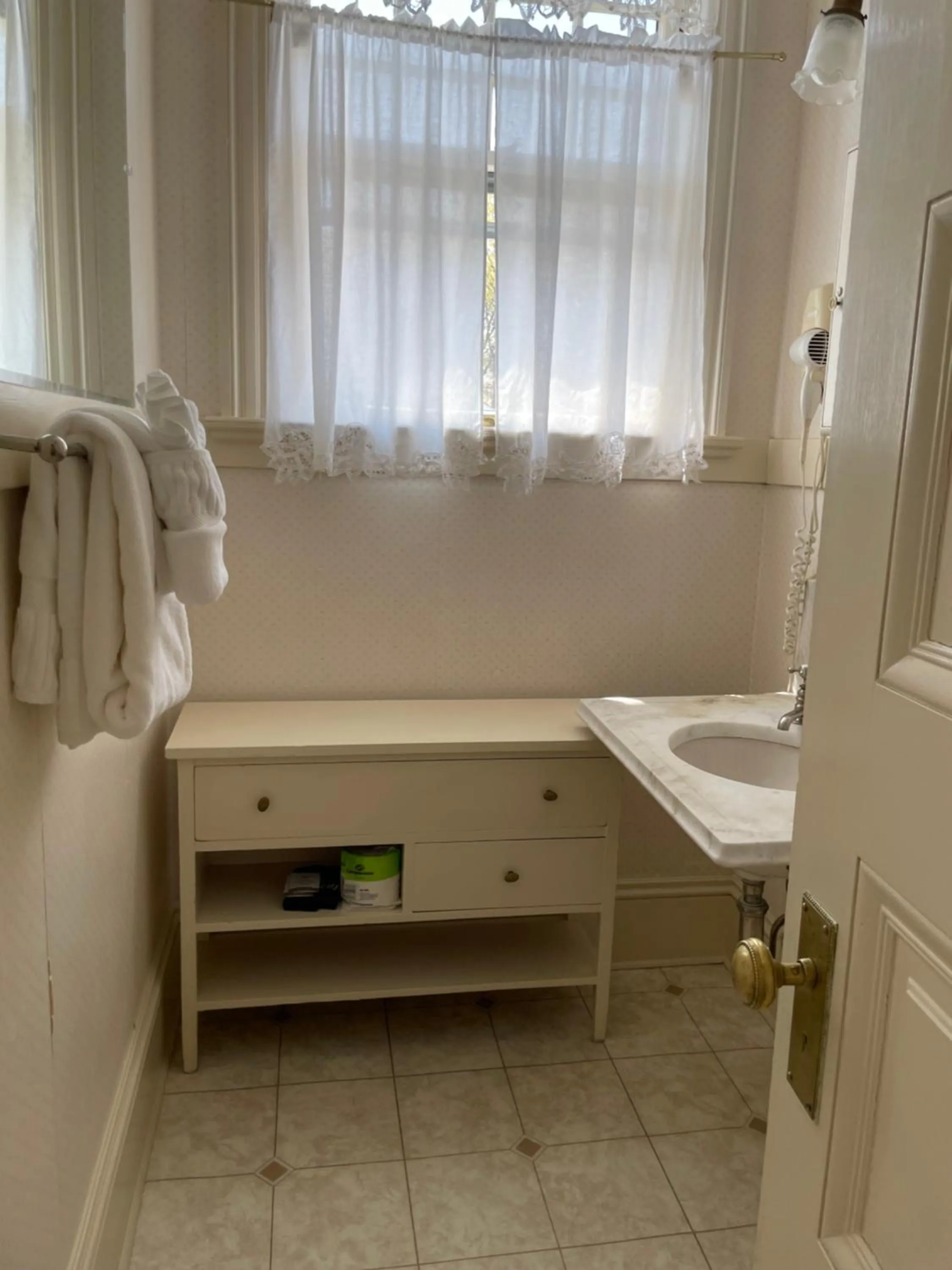 Bed in Moseley Cottage Inn and The Town Motel