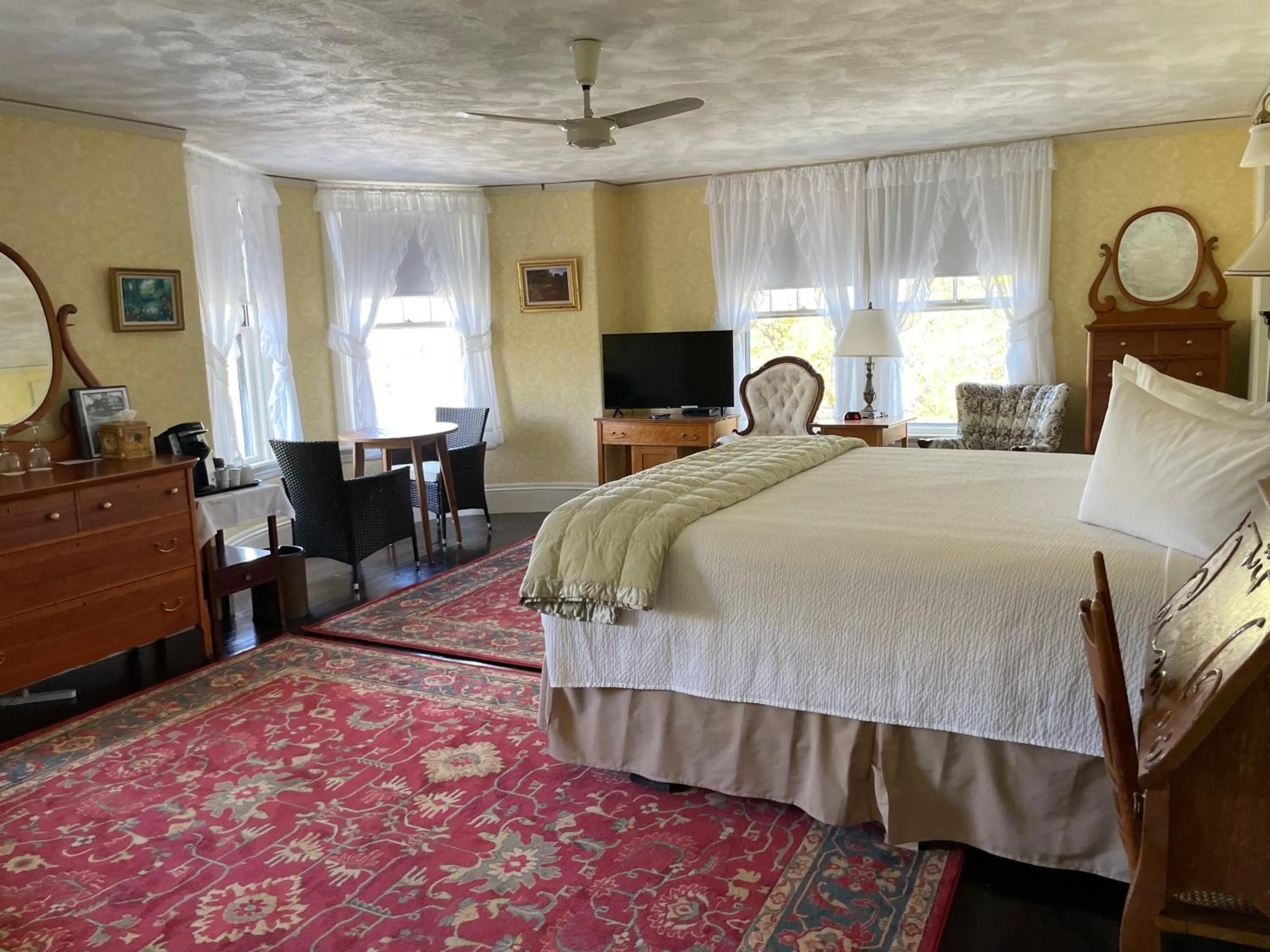 Bed in Moseley Cottage Inn and The Town Motel