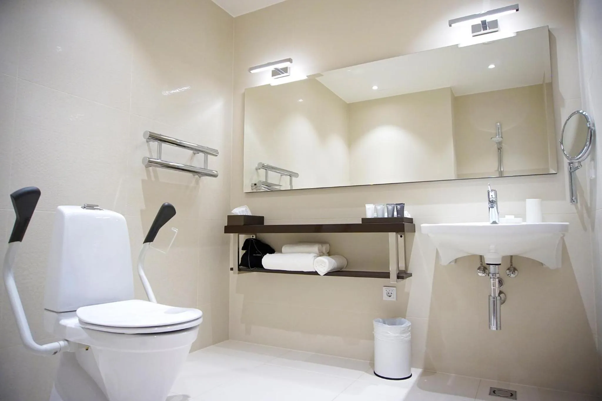 Shower in Lydia Hotel