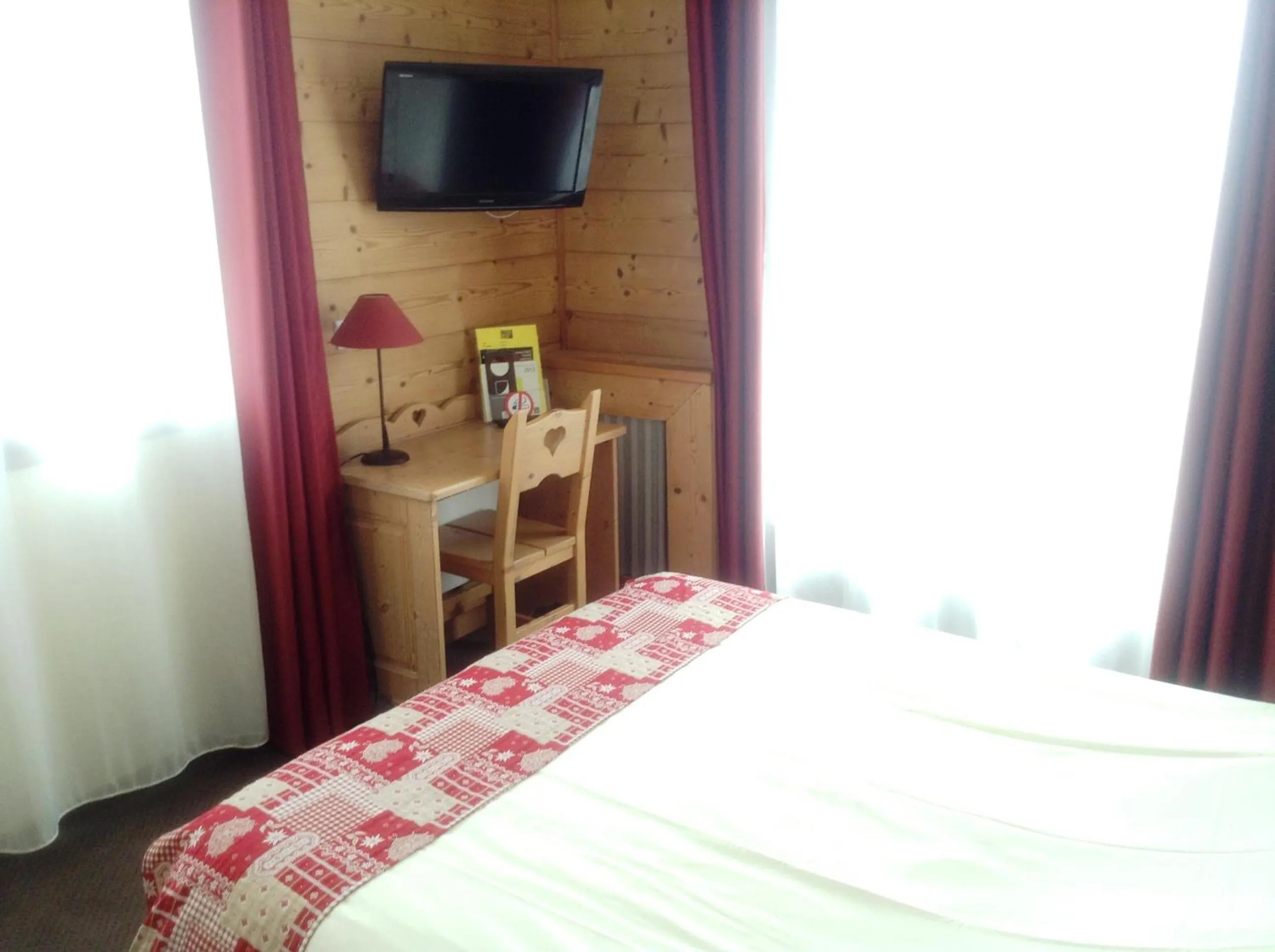 Photo of the whole room, Bed in Logis Le Pont de Champ