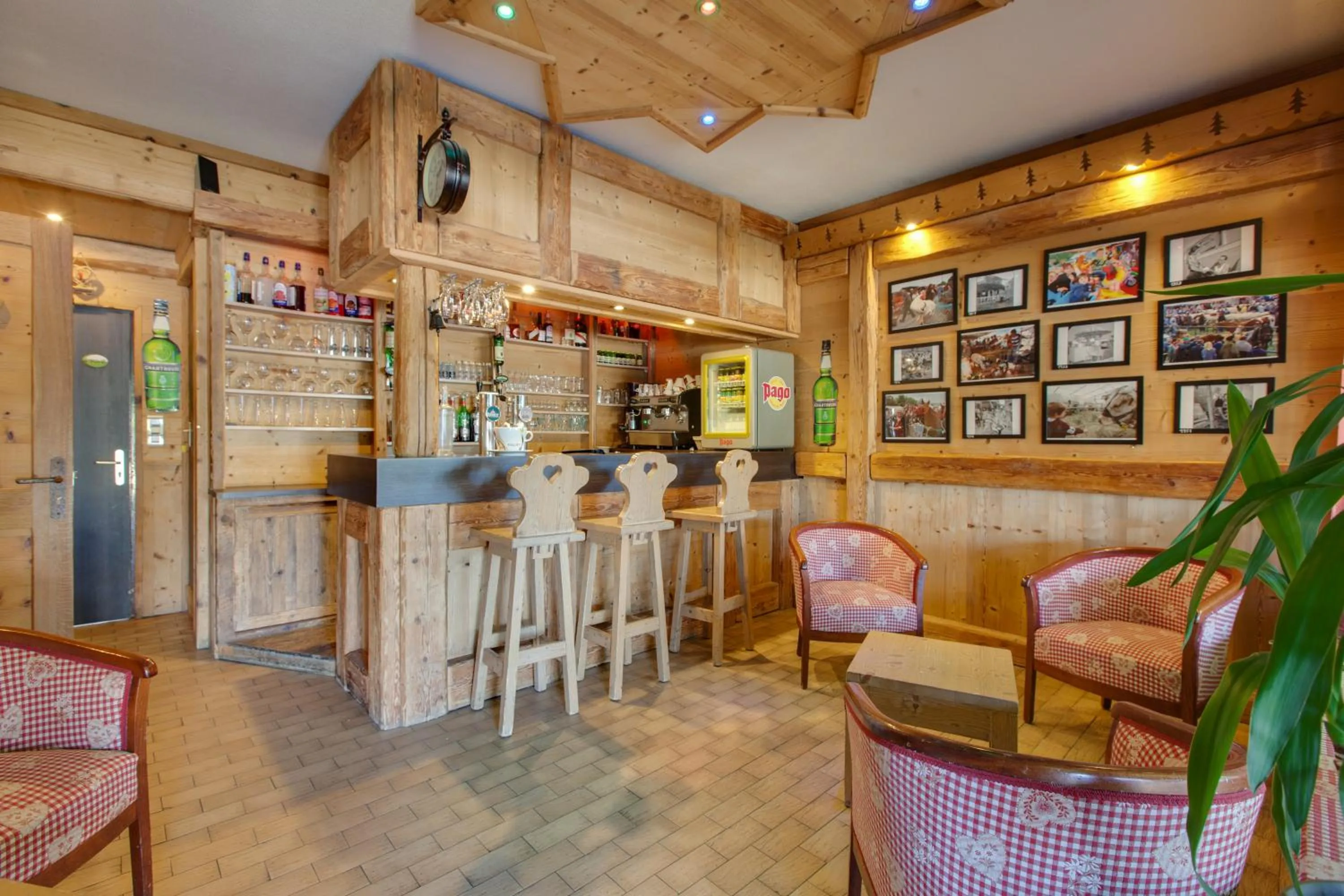 Lounge or bar in Logis Le Pont de Champ