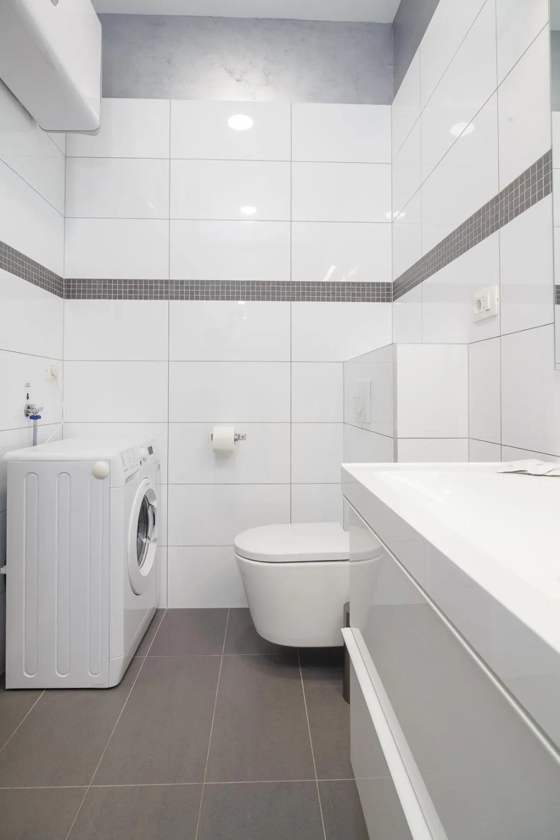 Toilet in Aspalathos Centar Holiday - City center, a few minutes' walking distance to the UNESCO Palace, parking lot in front of the apartment