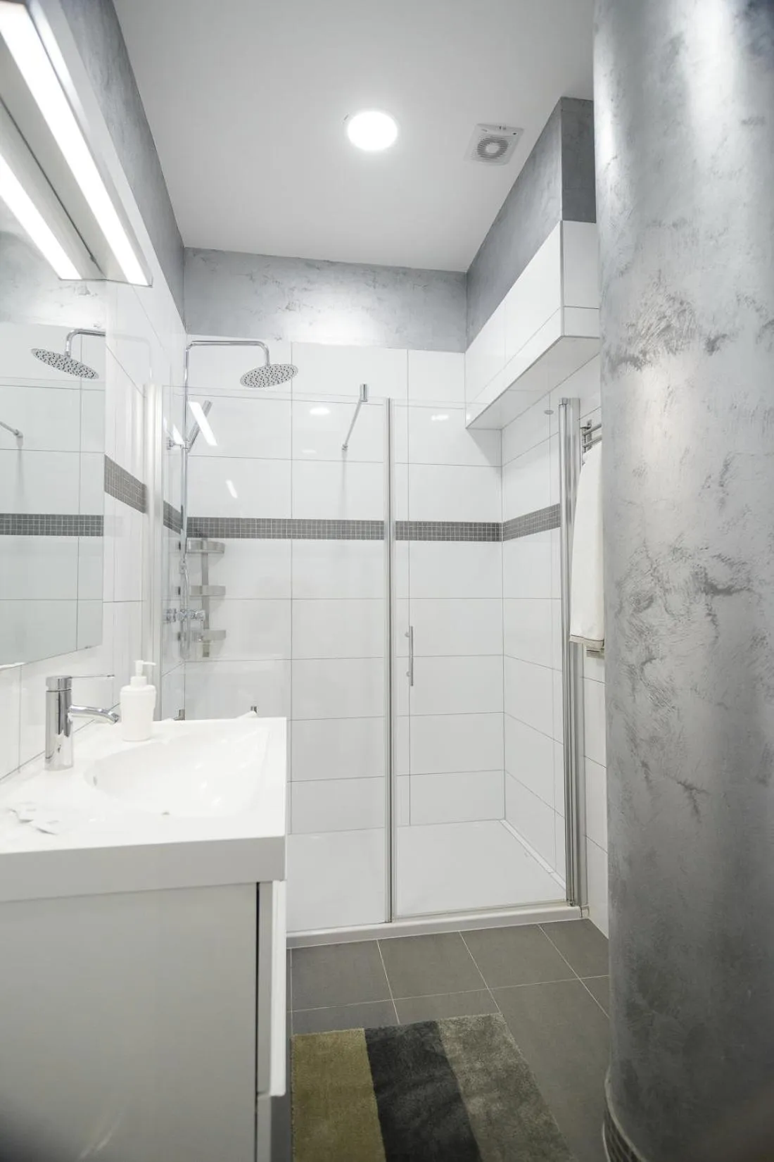 Bathroom in Aspalathos Centar Holiday - City center, a few minutes' walking distance to the UNESCO Palace, parking lot in front of the apartment