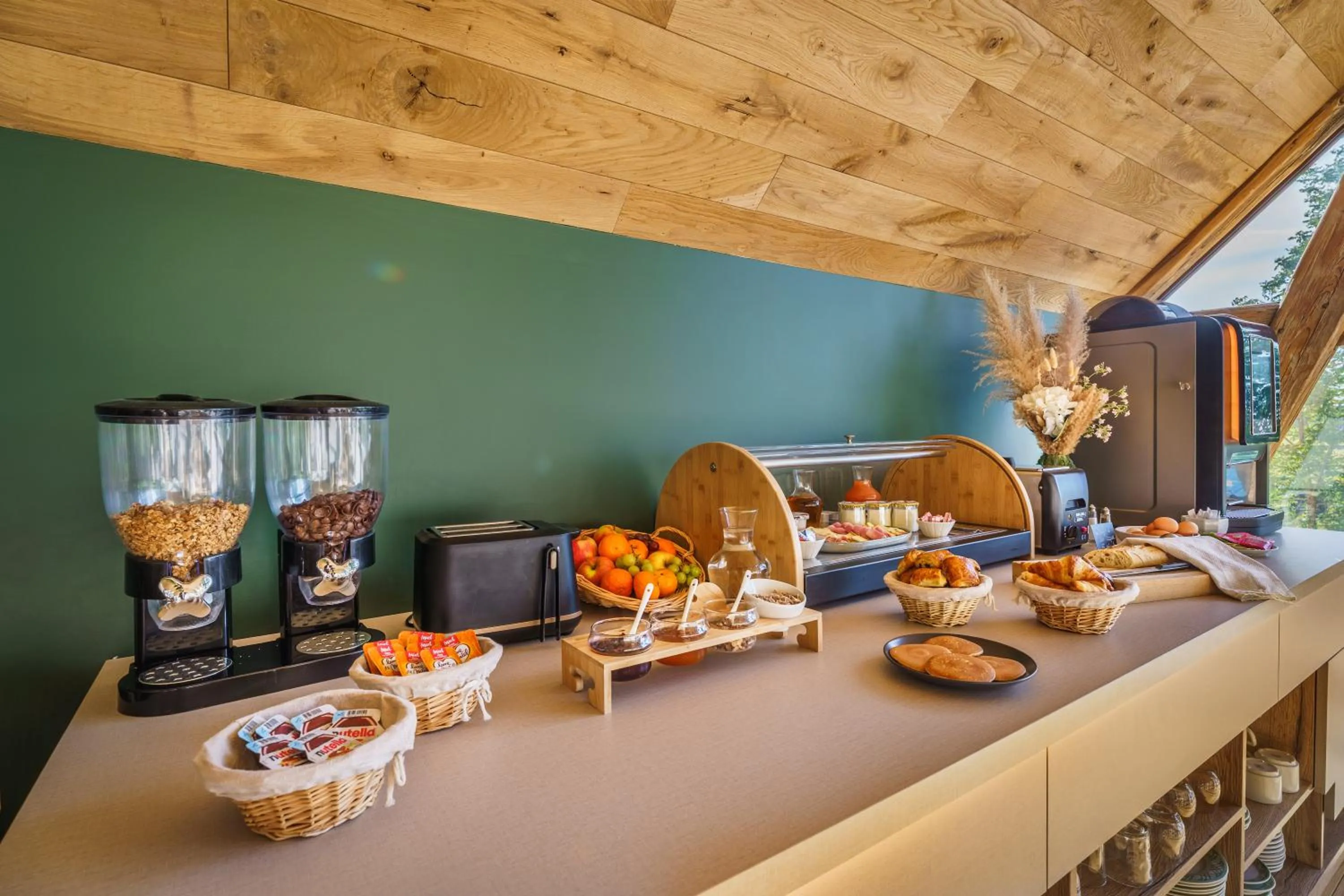 Food and drinks in Hôtel Le Clos des Arts