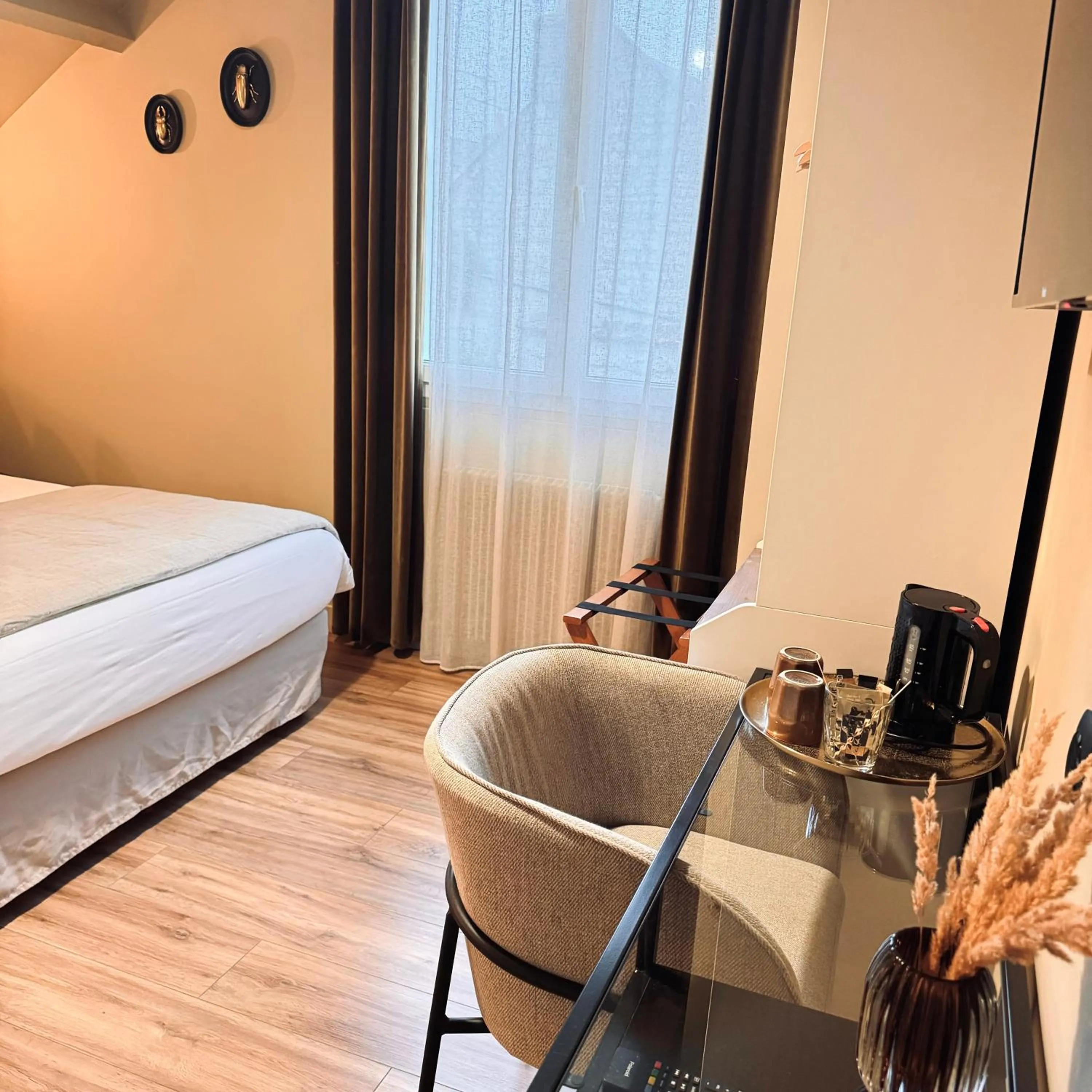 Seating area, Bed in Hôtel Rive Sud