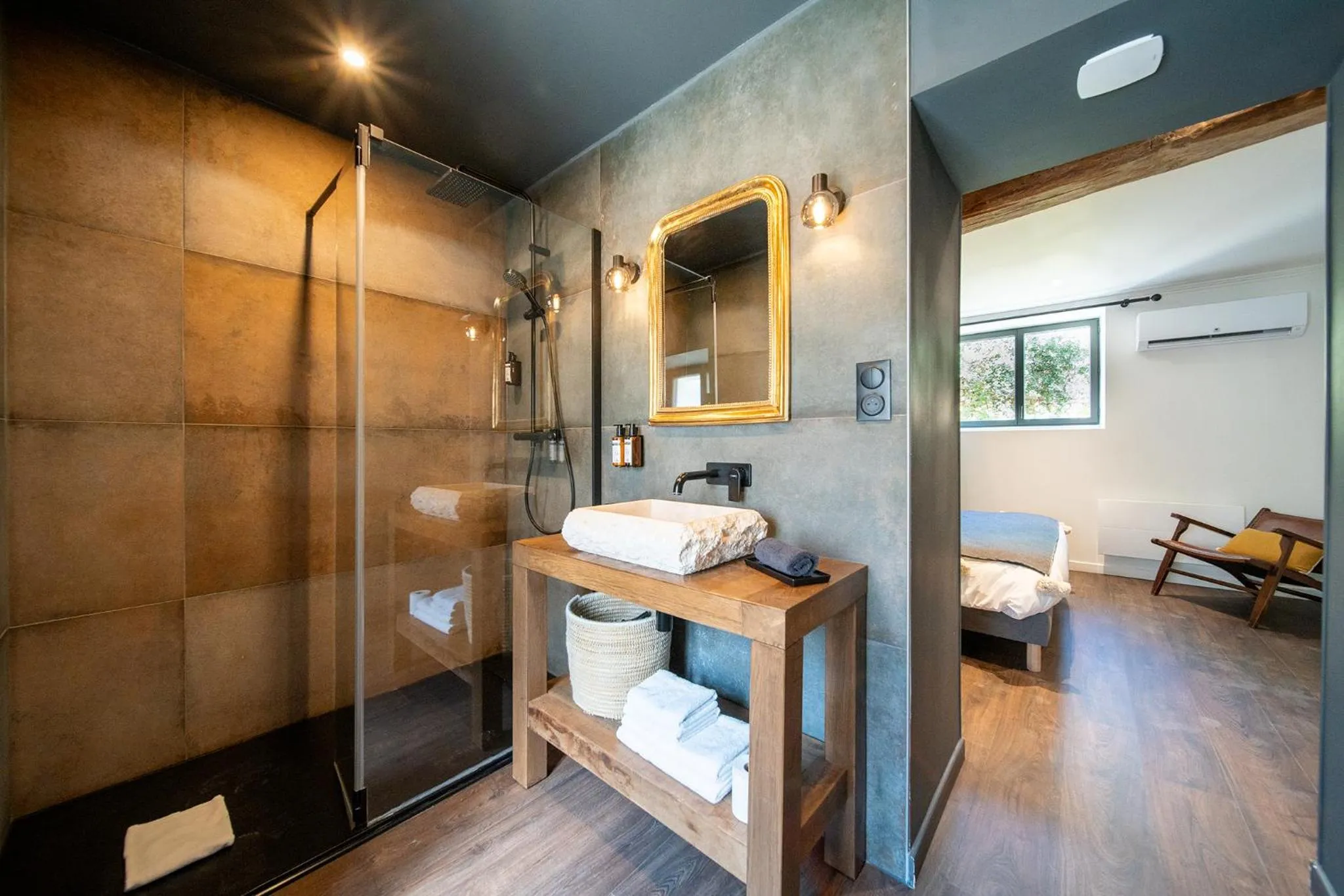 Bathroom, Bed in Hôtel Rive Sud