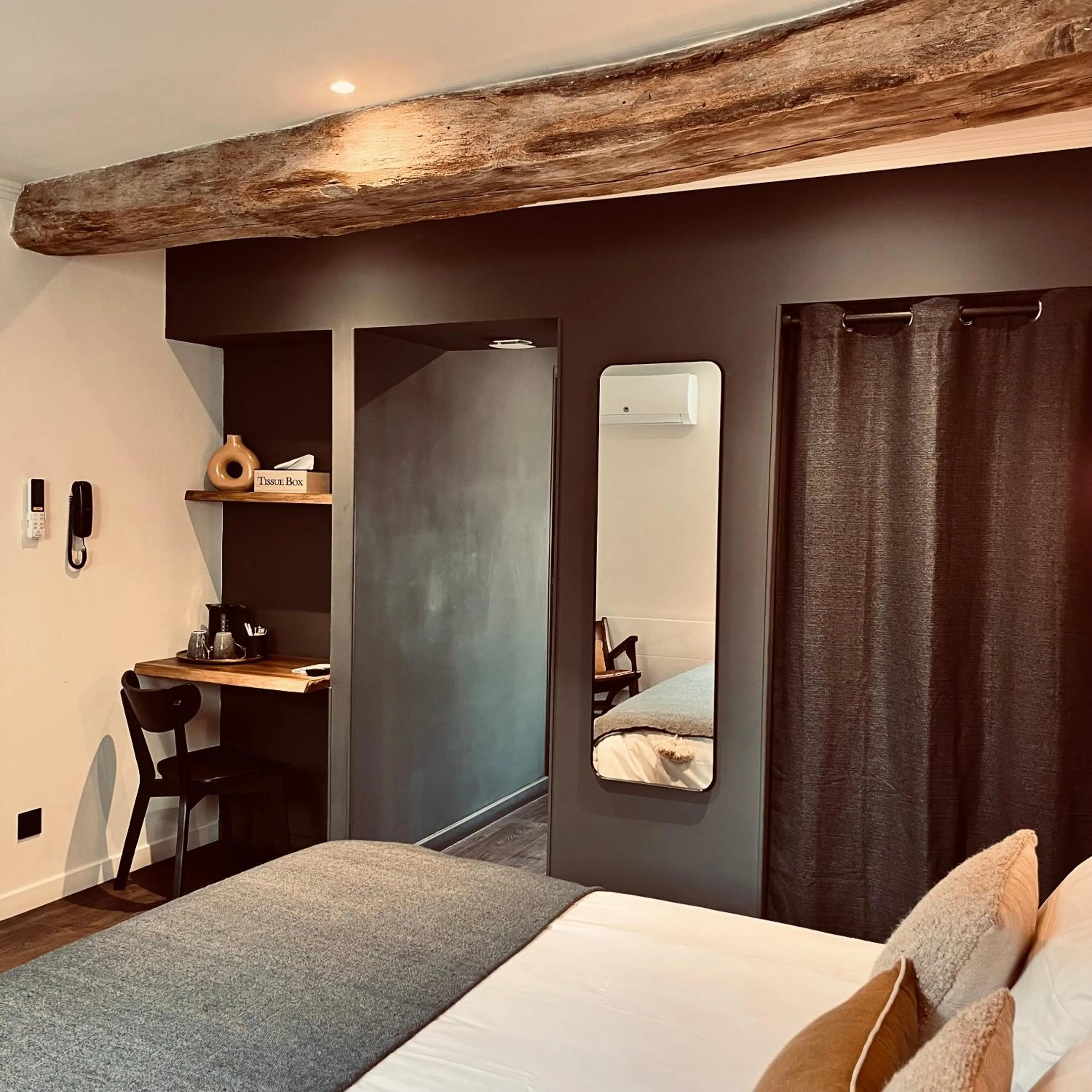 Photo of the whole room, Bed in Hôtel Rive Sud