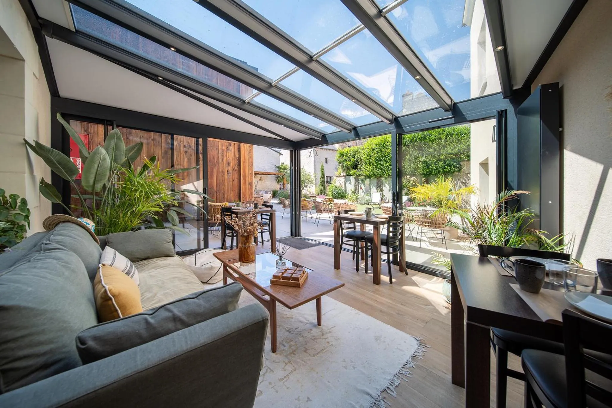 Patio in Hôtel Rive Sud