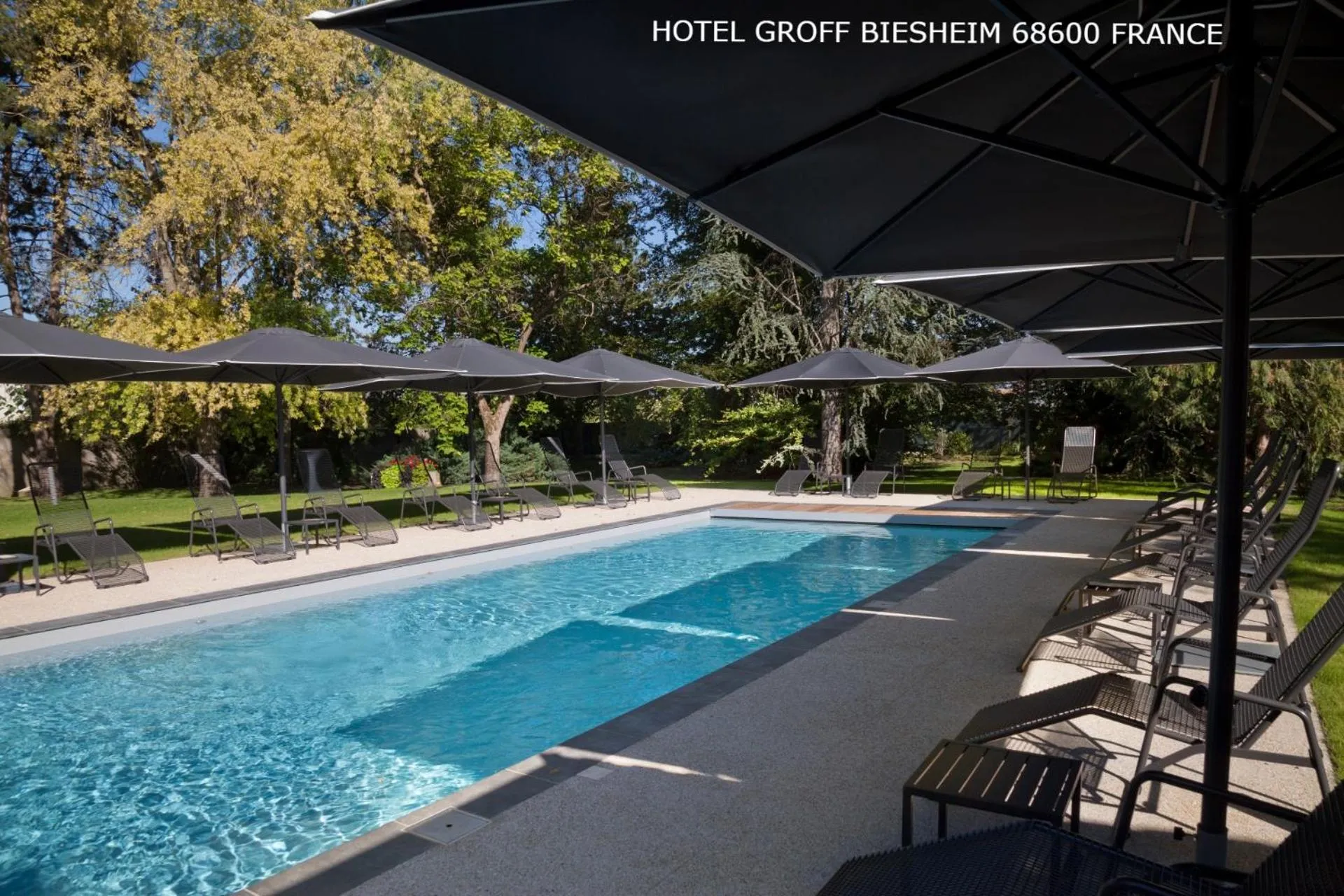 Swimming pool in Aux Deux Clefs - Hôtel Restaurant Groff