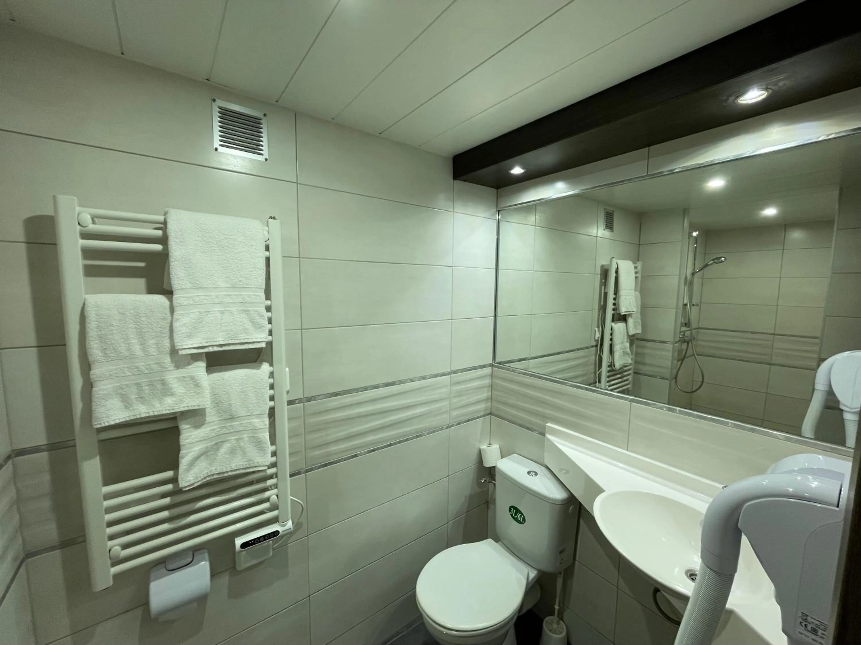 Bathroom in Brit Hotel St-Quentin/Nord