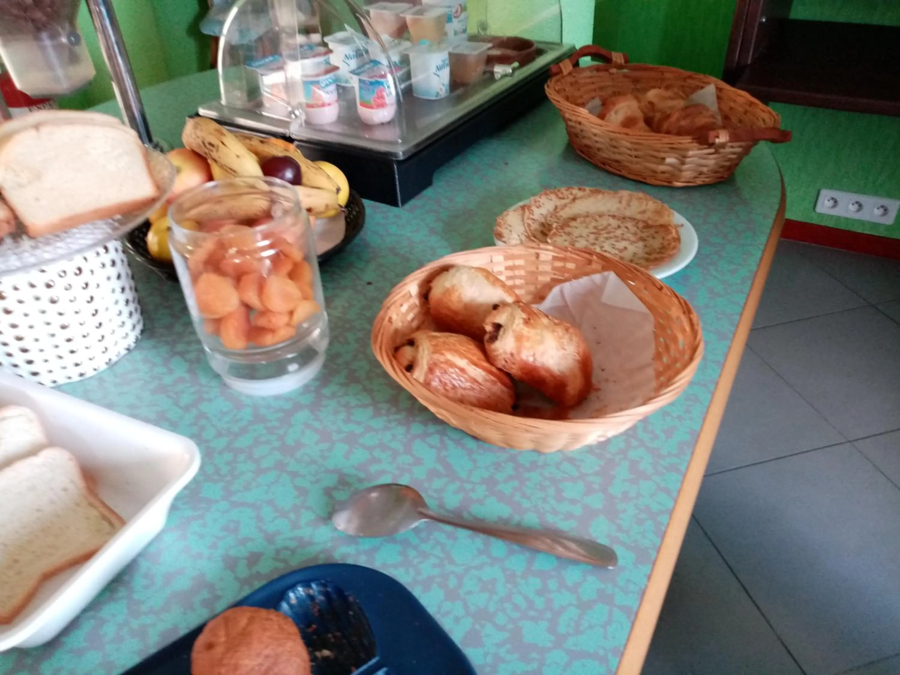 Breakfast in Brit Hotel St-Quentin/Nord