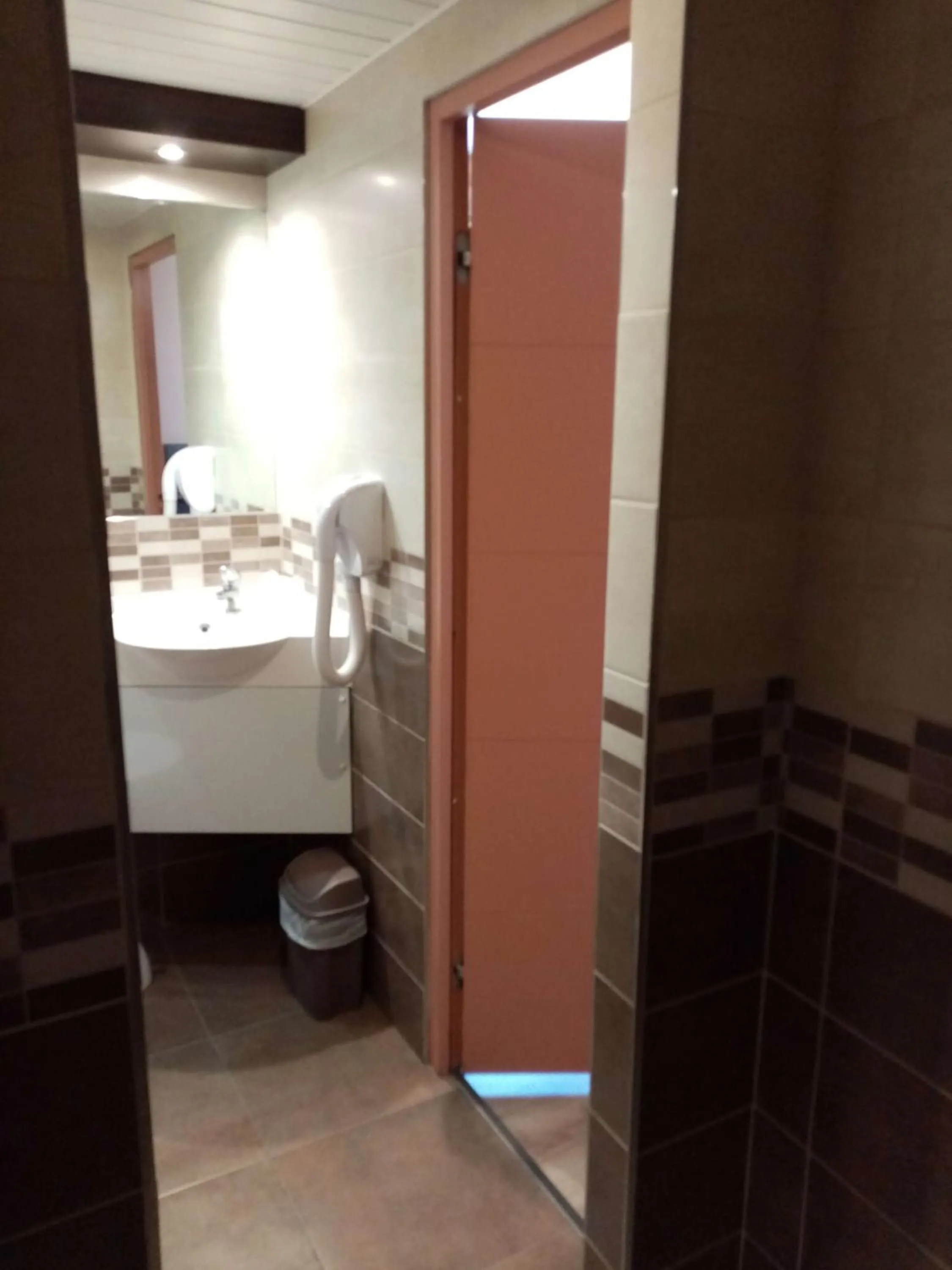 Bathroom in Brit Hotel St-Quentin/Nord