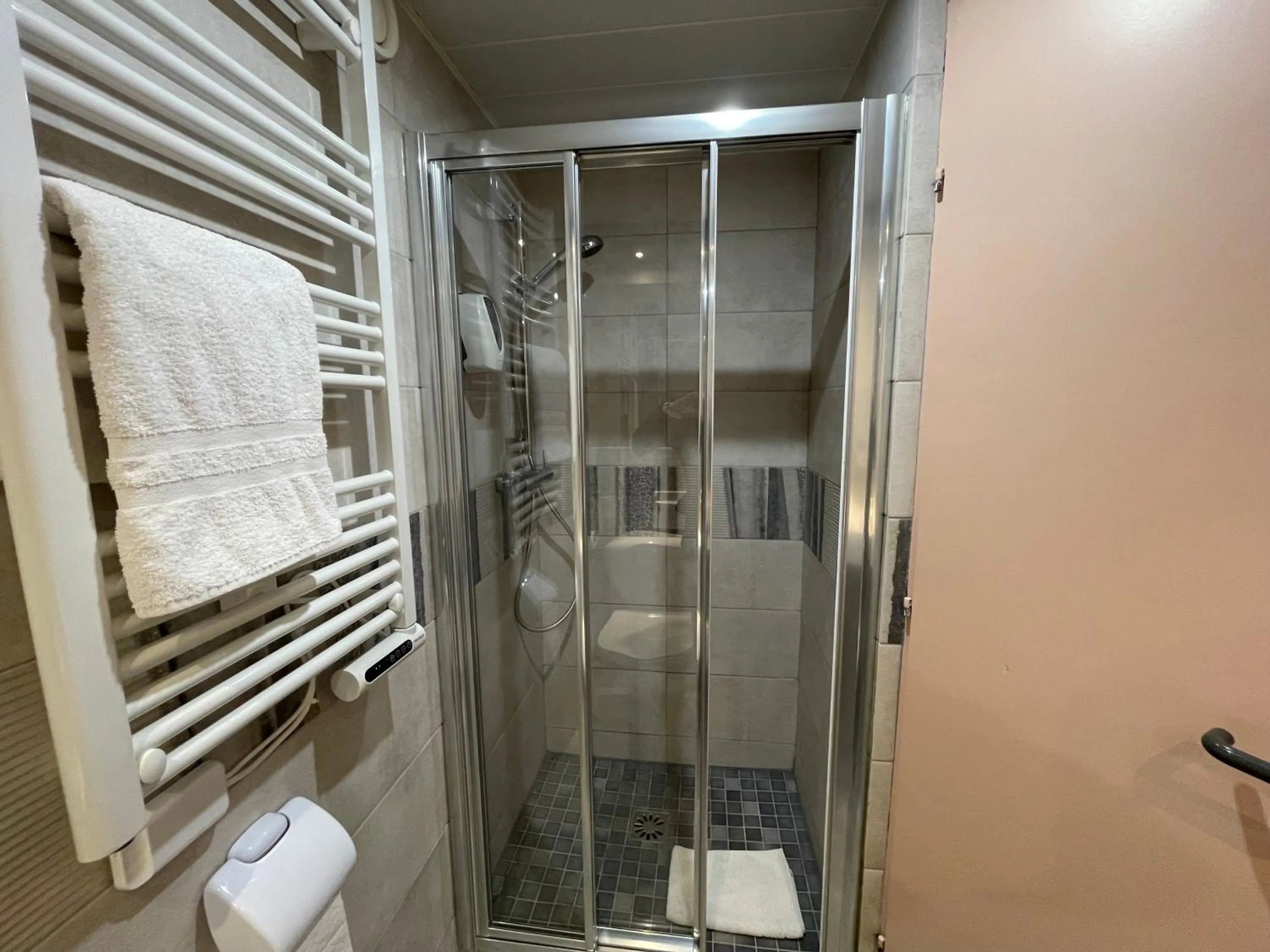 Bathroom in Brit Hotel St-Quentin/Nord