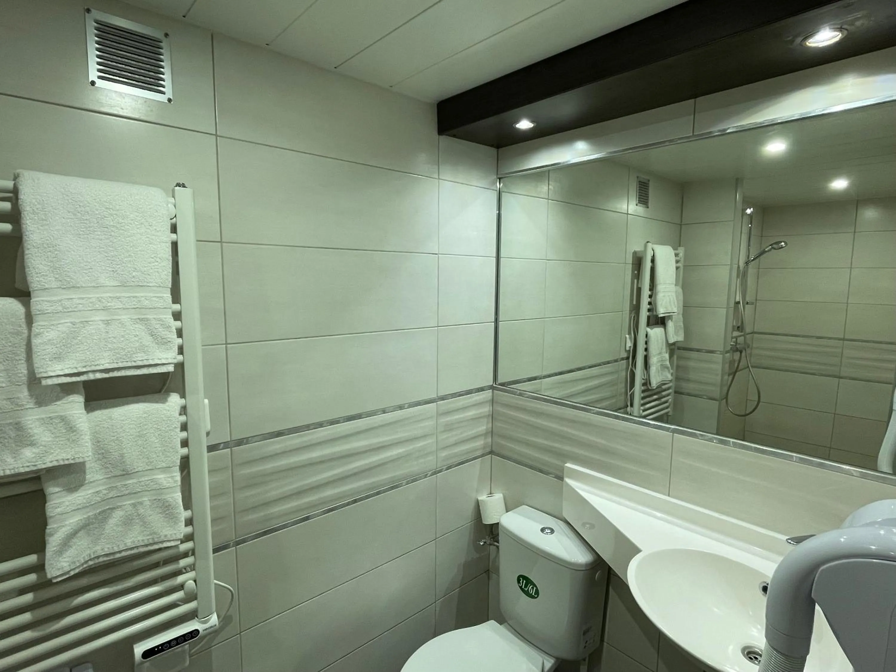 Bathroom in Brit Hotel St-Quentin/Nord