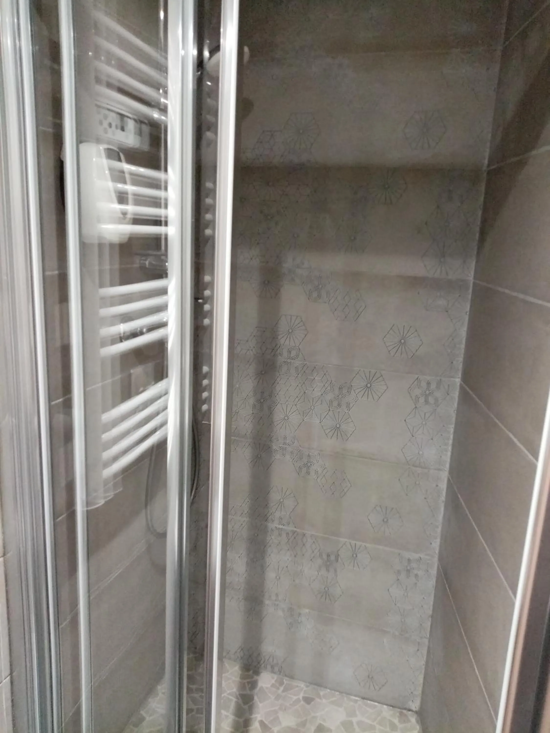 Shower in Brit Hotel St-Quentin/Nord