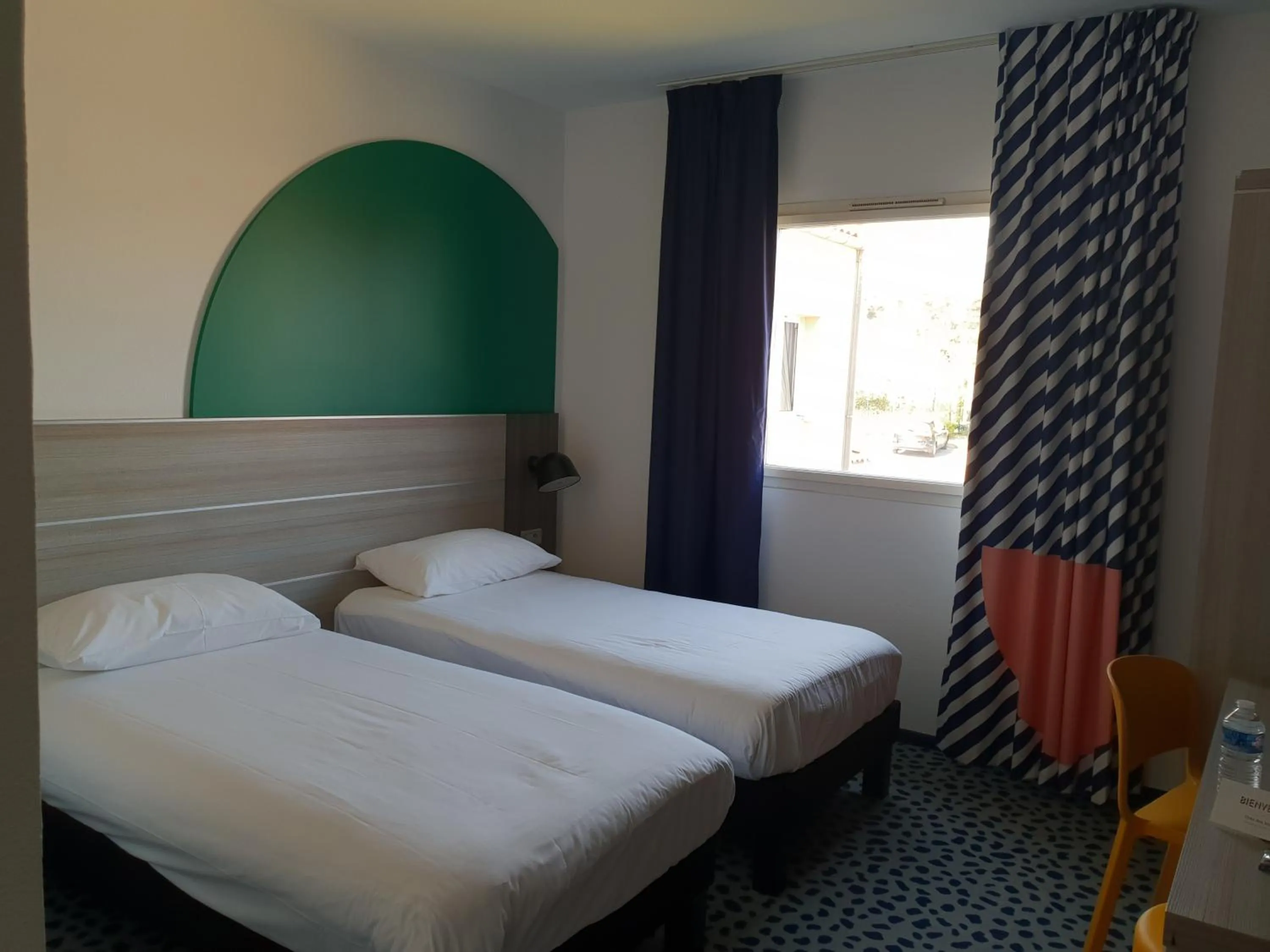 Photo of the whole room, Bed in ibis Styles Marseille Plan de Campagne