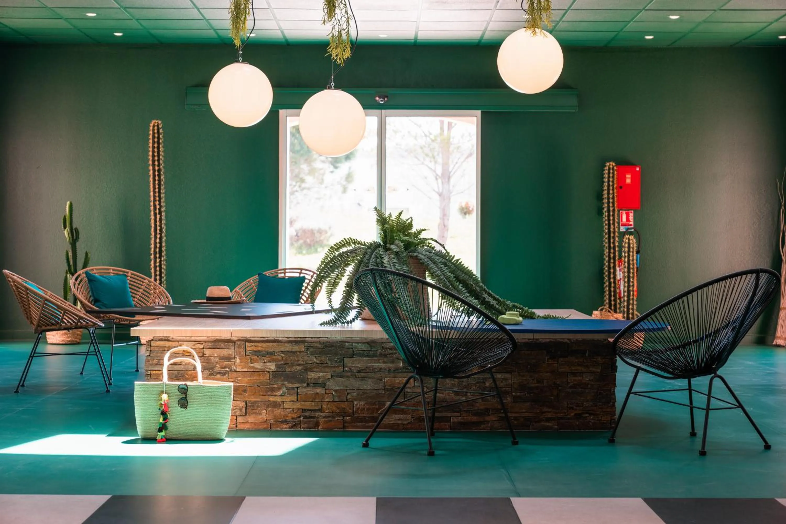 Patio in ibis Styles Marseille Plan de Campagne