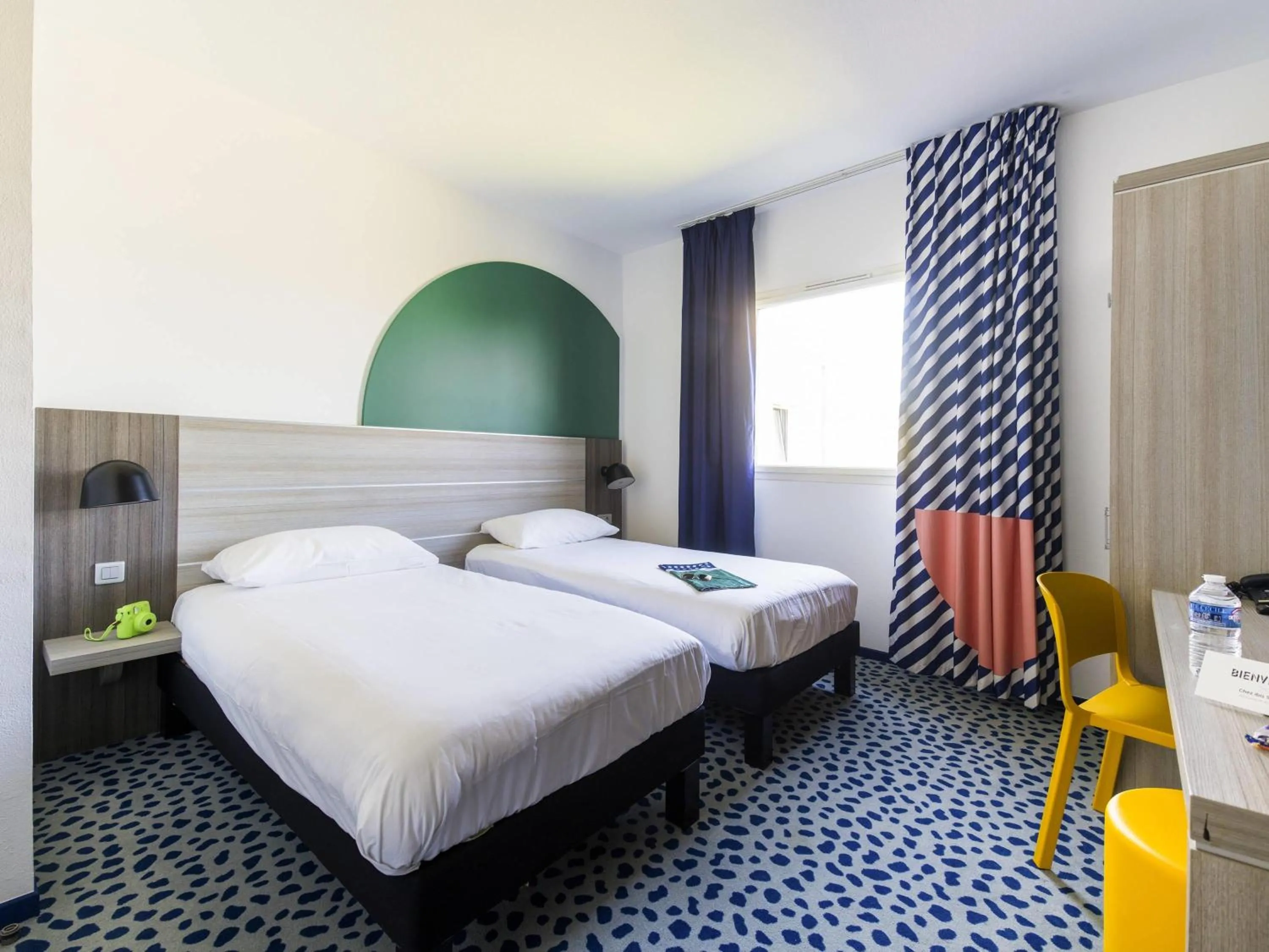 Bedroom, Bed in ibis Styles Marseille Plan de Campagne