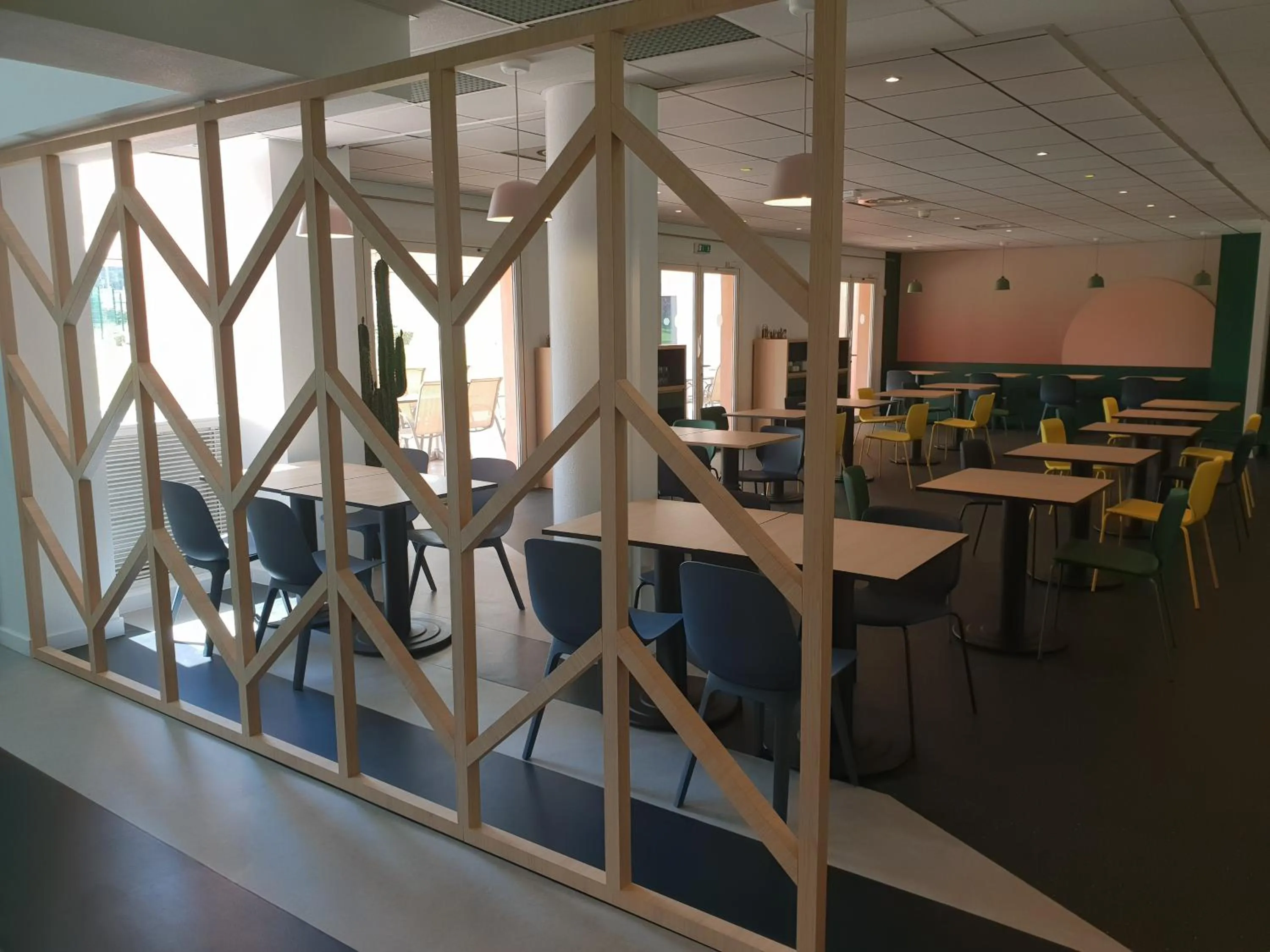 Restaurant/places to eat in ibis Styles Marseille Plan de Campagne