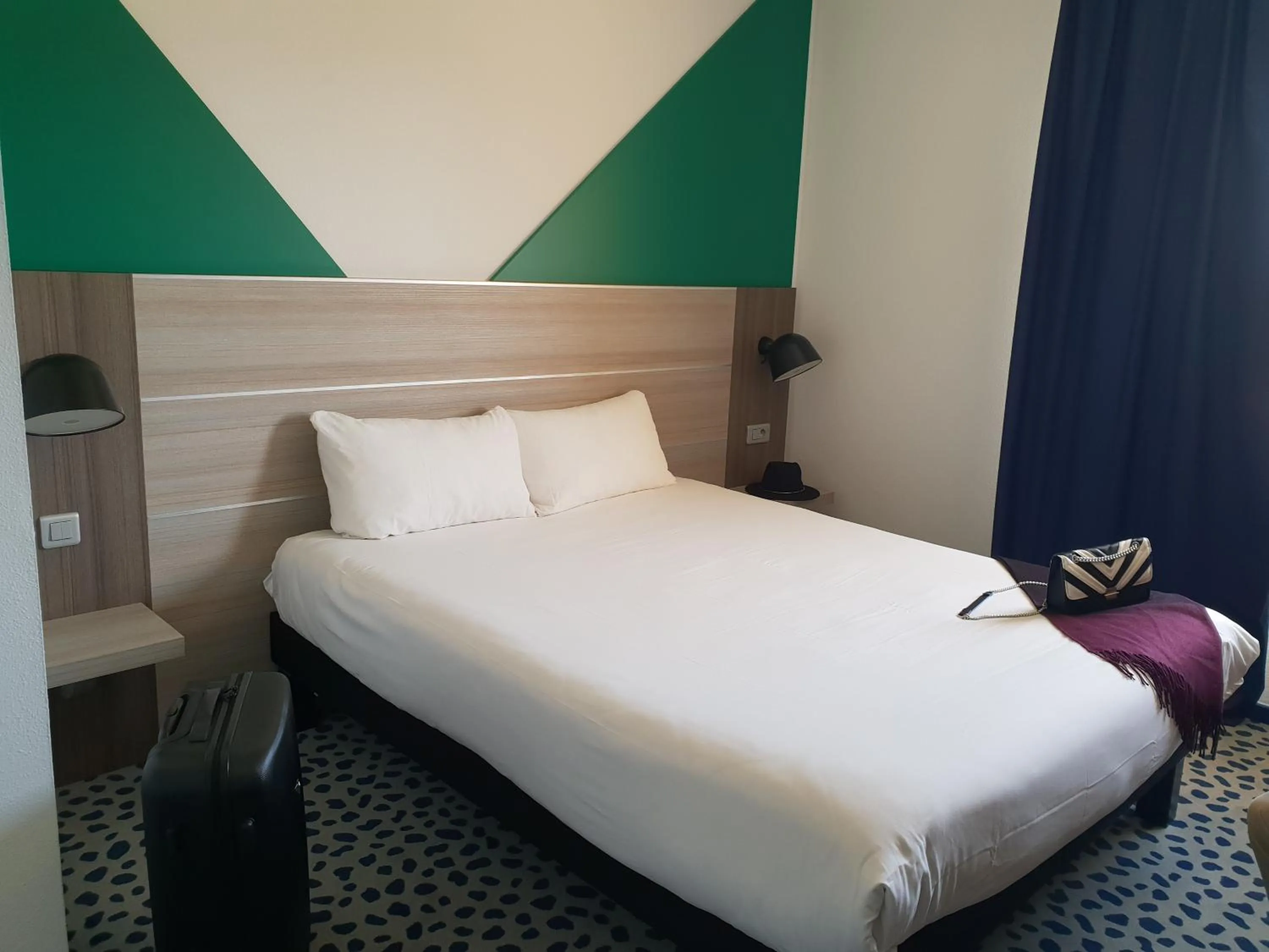 Photo of the whole room, Bed in ibis Styles Marseille Plan de Campagne
