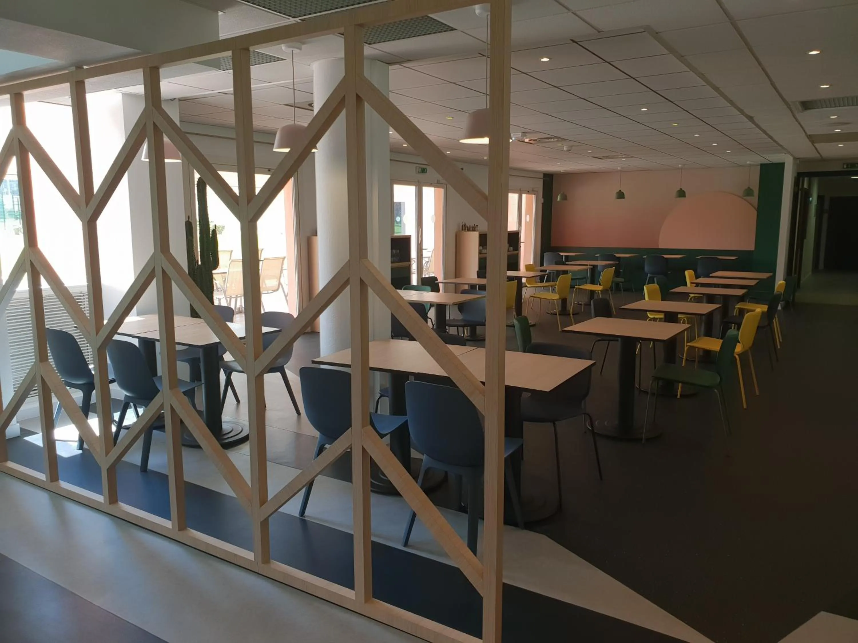 Restaurant/places to eat in ibis Styles Marseille Plan de Campagne