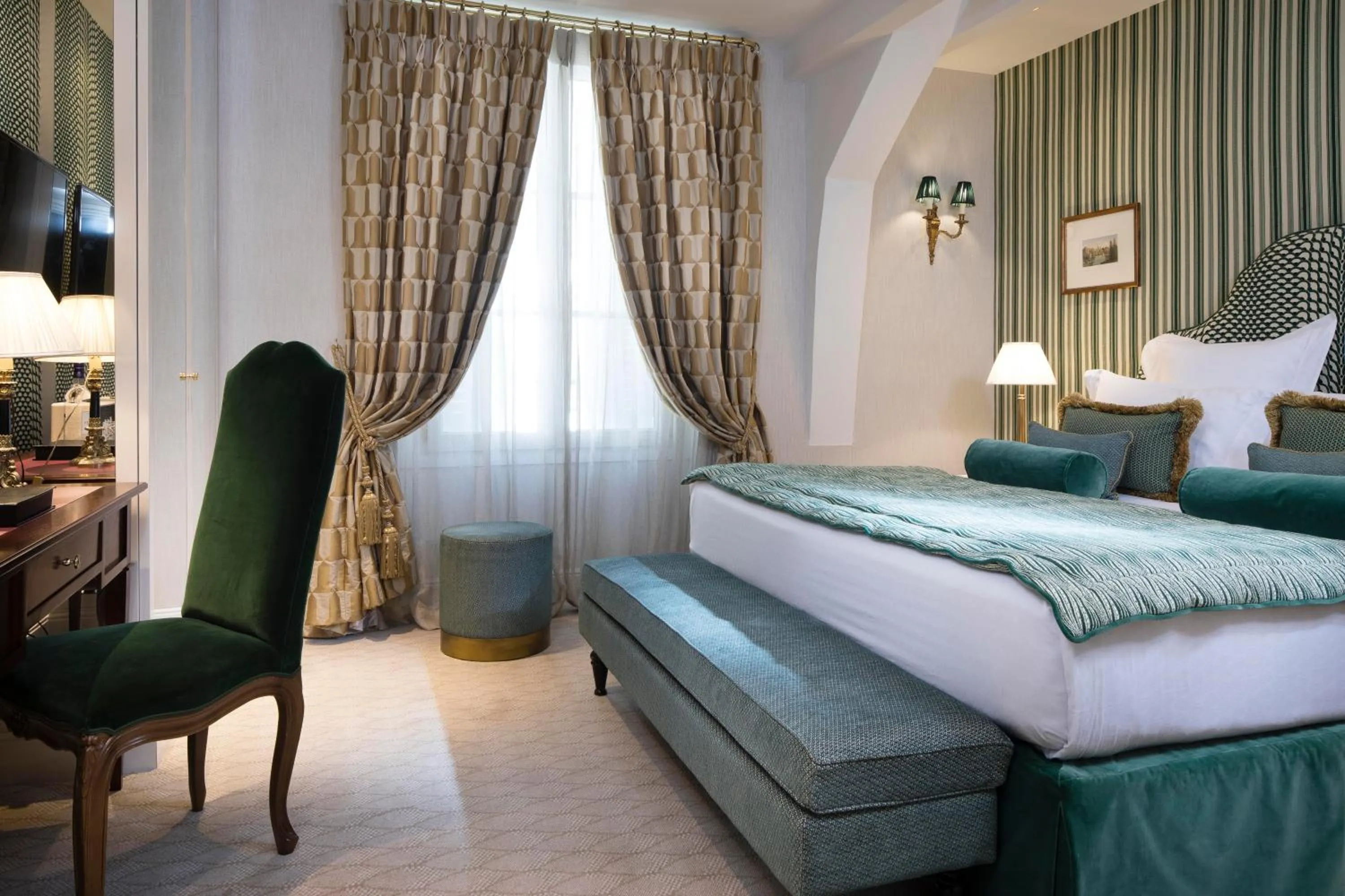 Photo of the whole room, Bed in Relais Christine