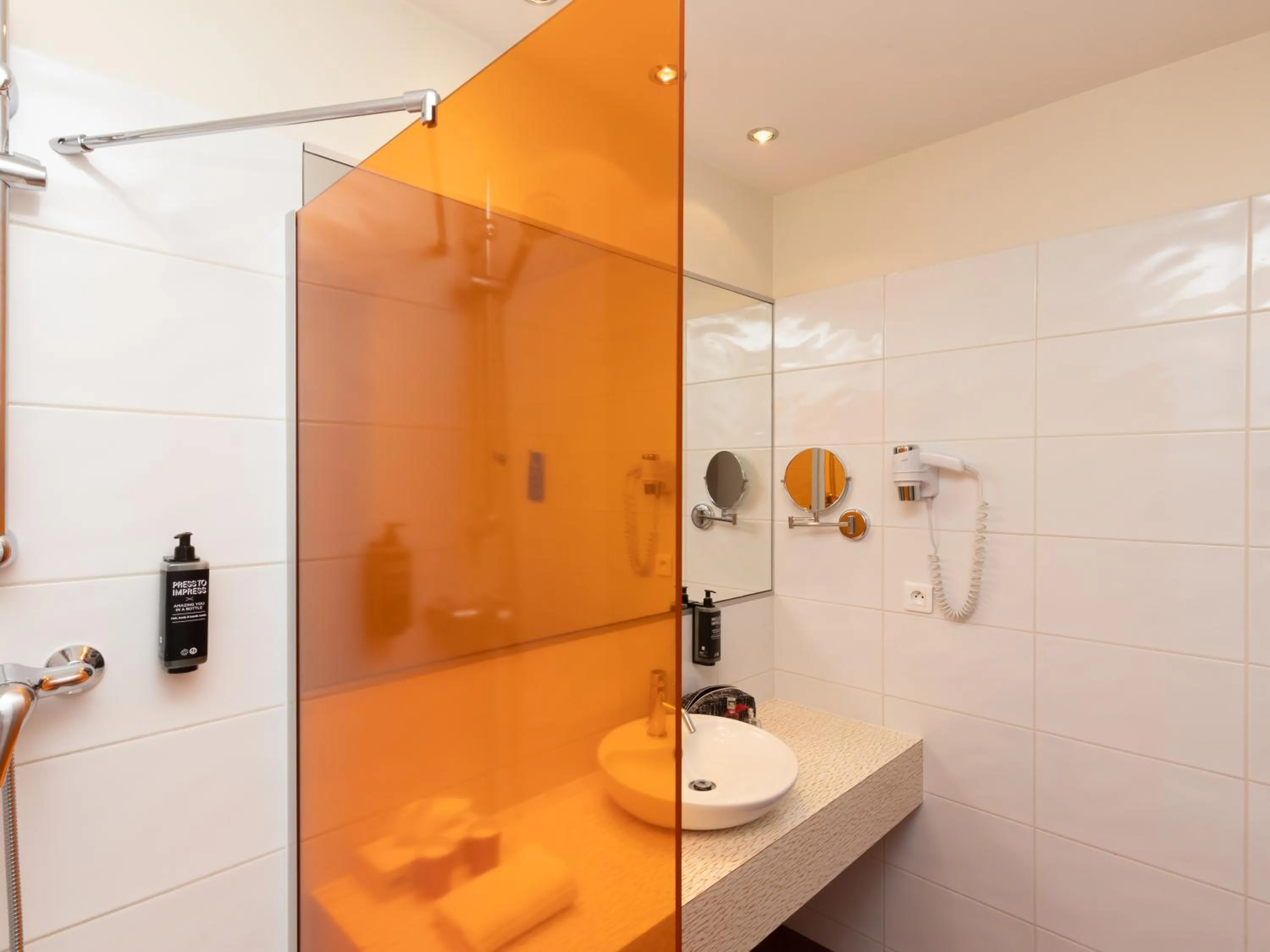 Shower in ibis Styles Le Puy en Velay