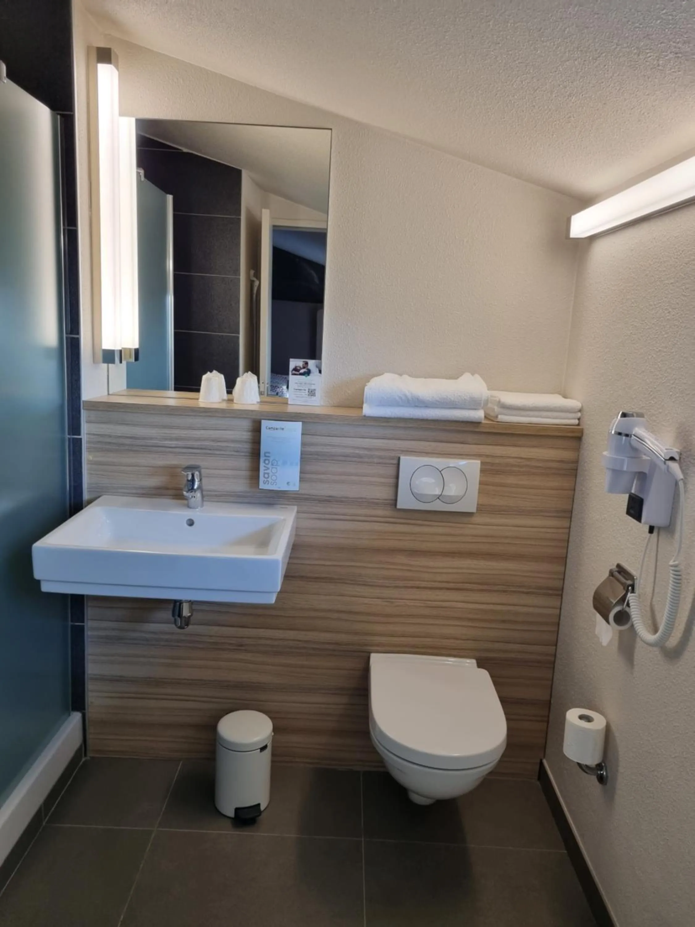 Bathroom in Campanile Toulouse - Blagnac Aéroport