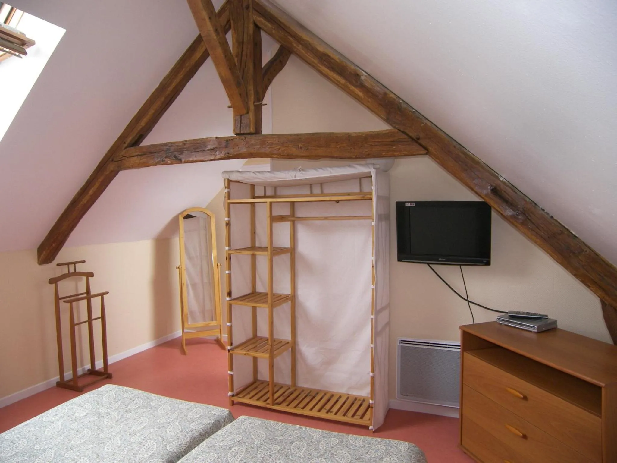 Photo of the whole room, Bed in Auberge De L'Omois
