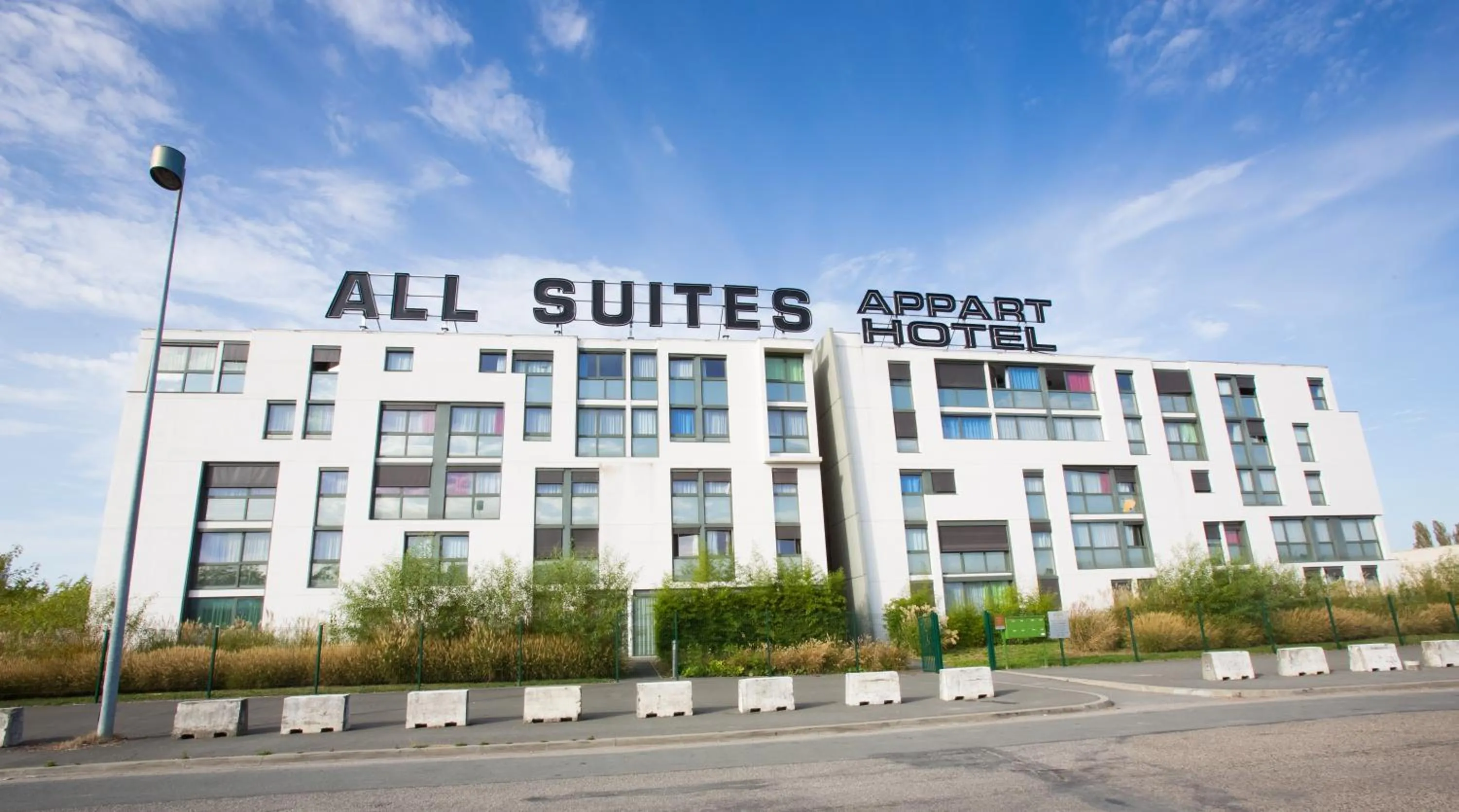 Facade/entrance in All Suites Appart Hôtel - Bordeaux Lac