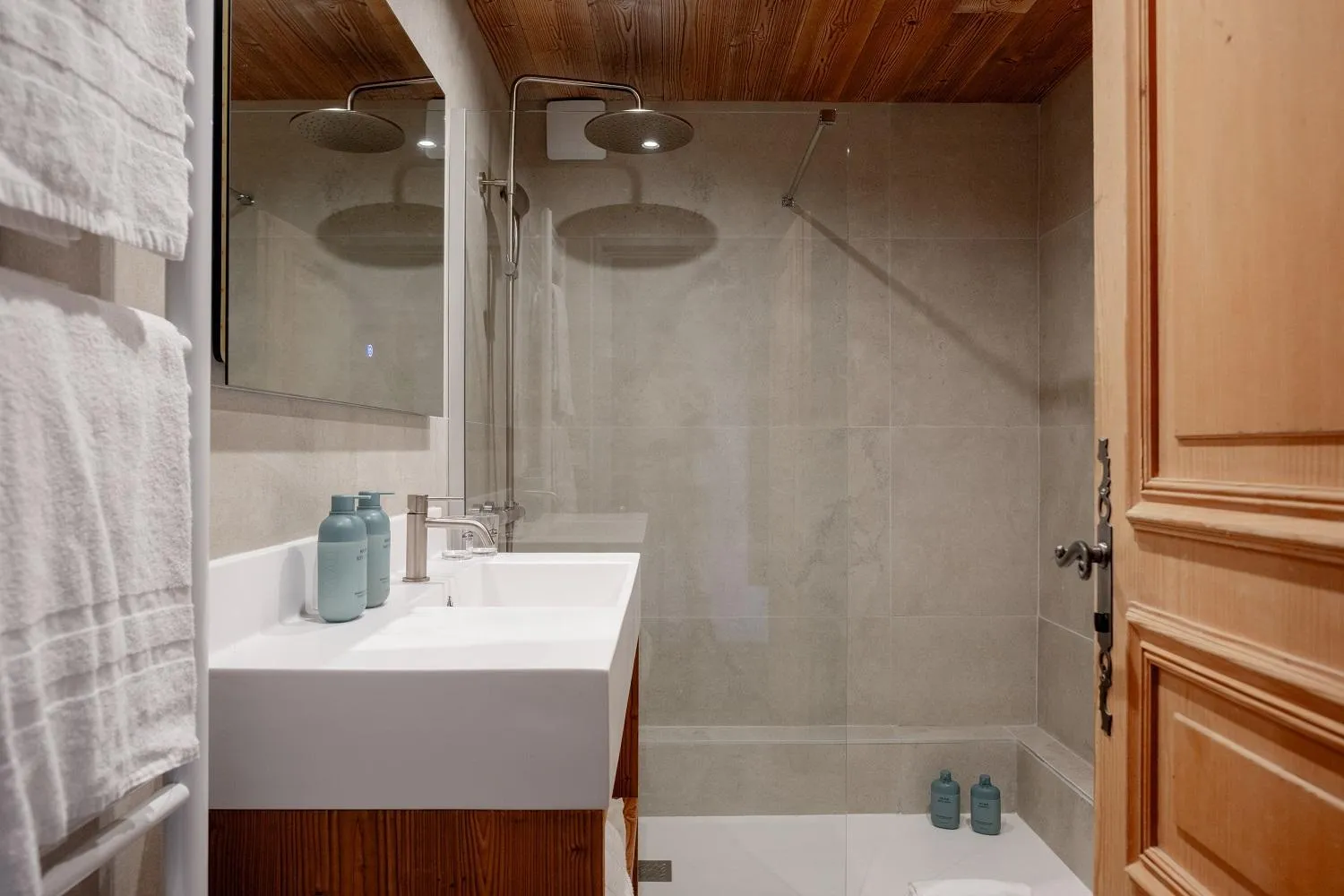 Bathroom in Hôtel Les Roches Fleuries