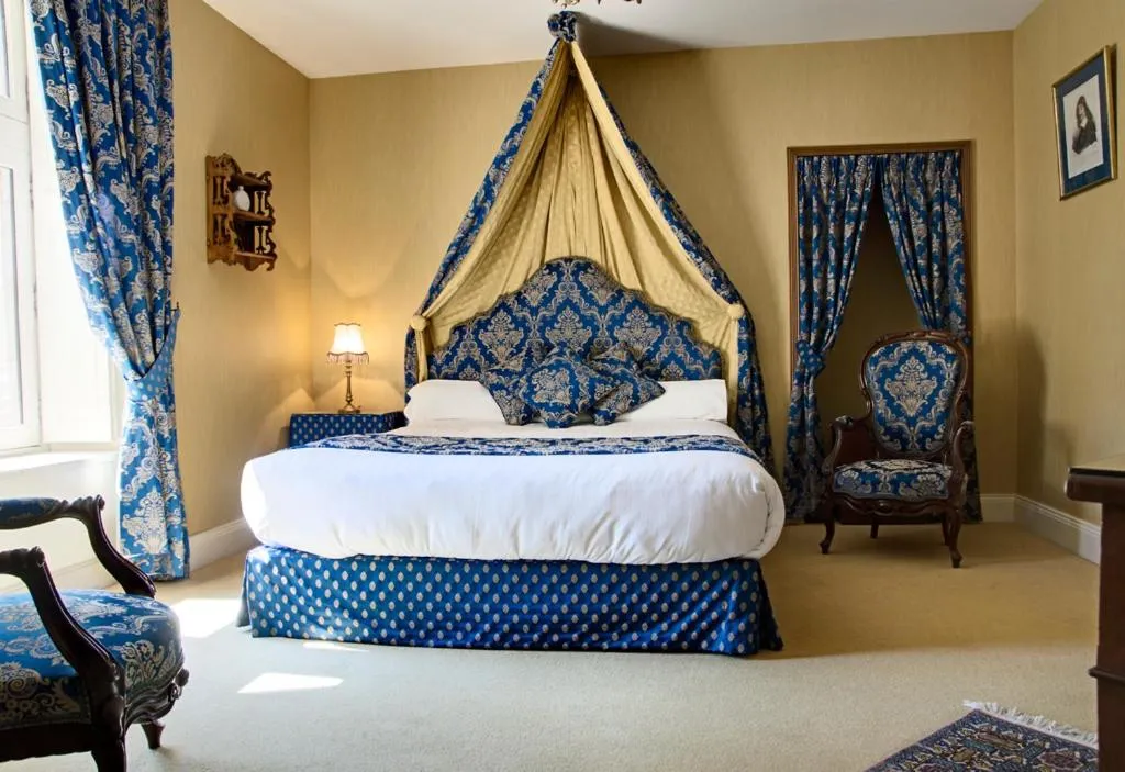 Photo of the whole room, Bed in Domaine de Brou