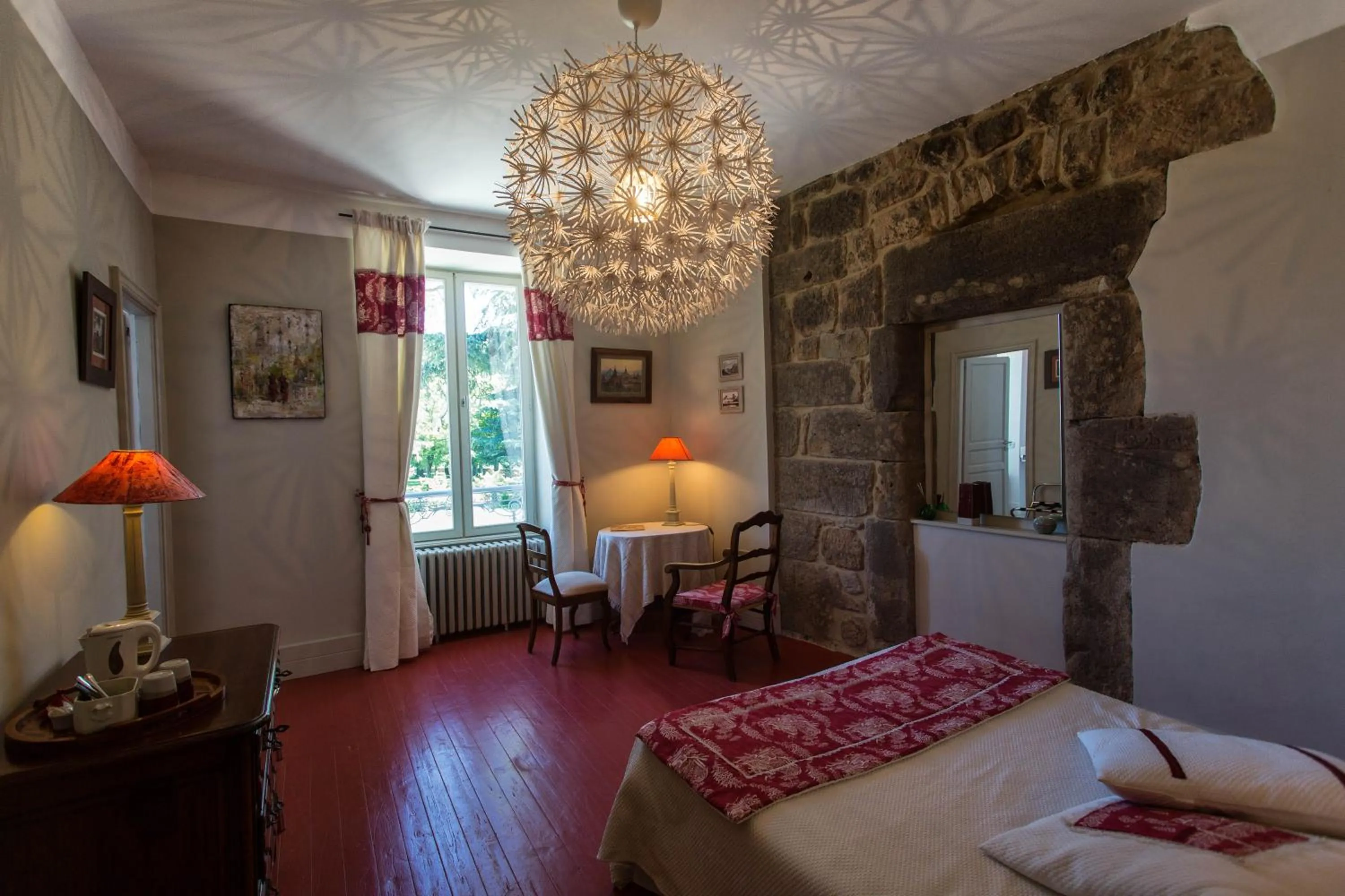 Photo of the whole room, Bed in La Villa des Charmilles