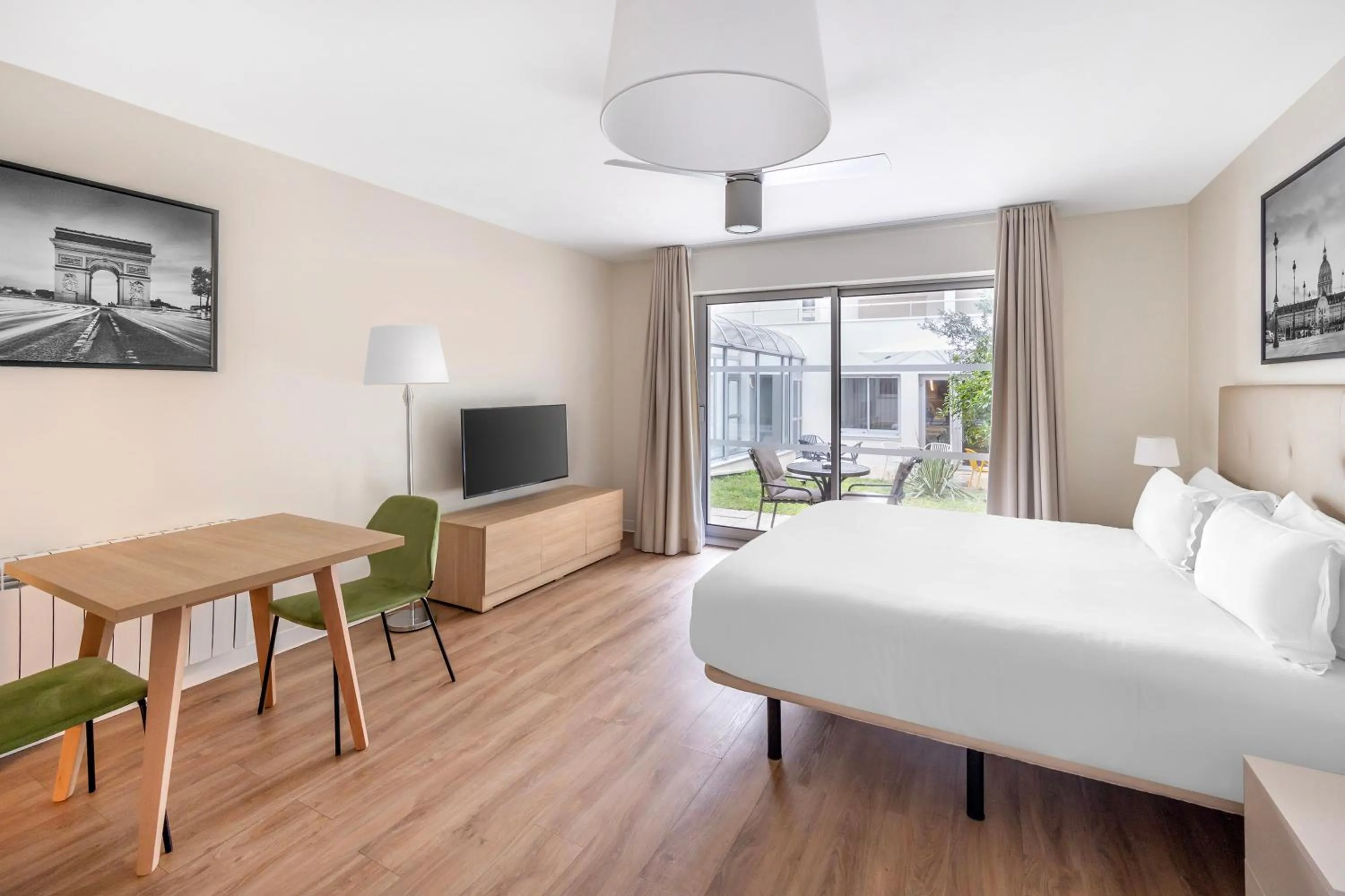 Bedroom, Bed in Royal Regency Paris Vincennes