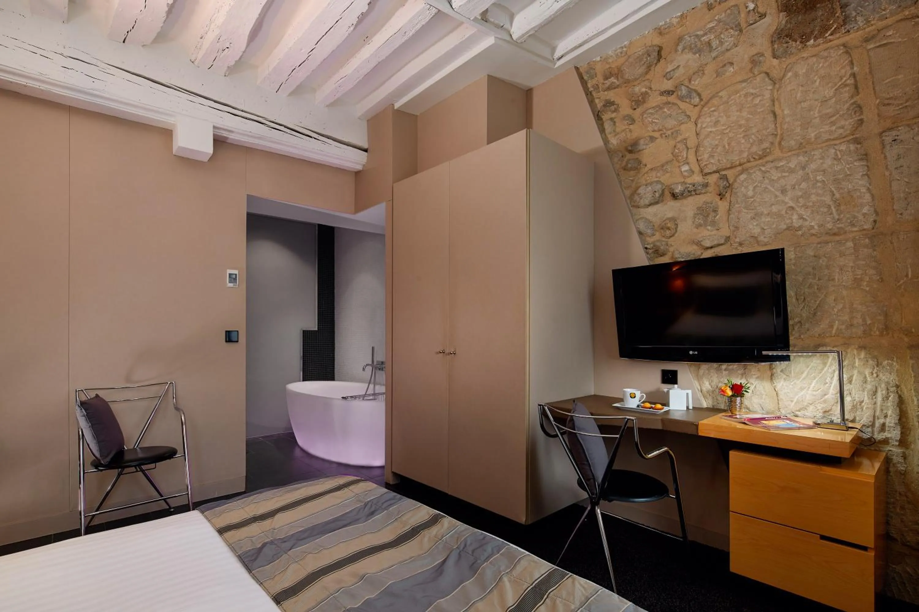 Bed in Hôtel de Notre-Dame