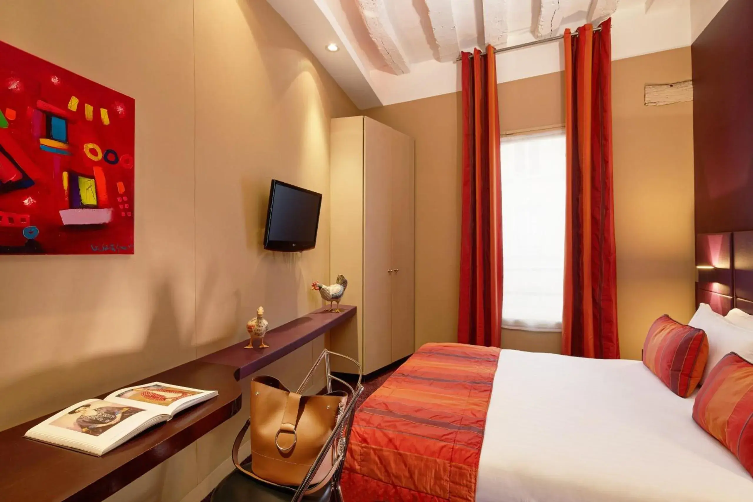 Double Room in Hôtel de Notre-Dame Double Room in Hôtel de Notre-Dame