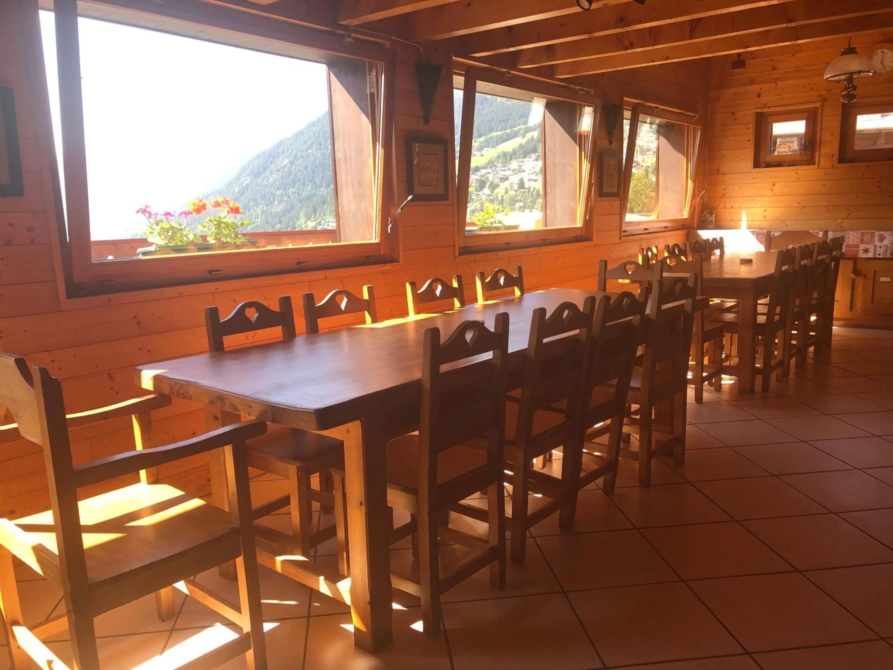 Dining area in Central Hostel Chatel
