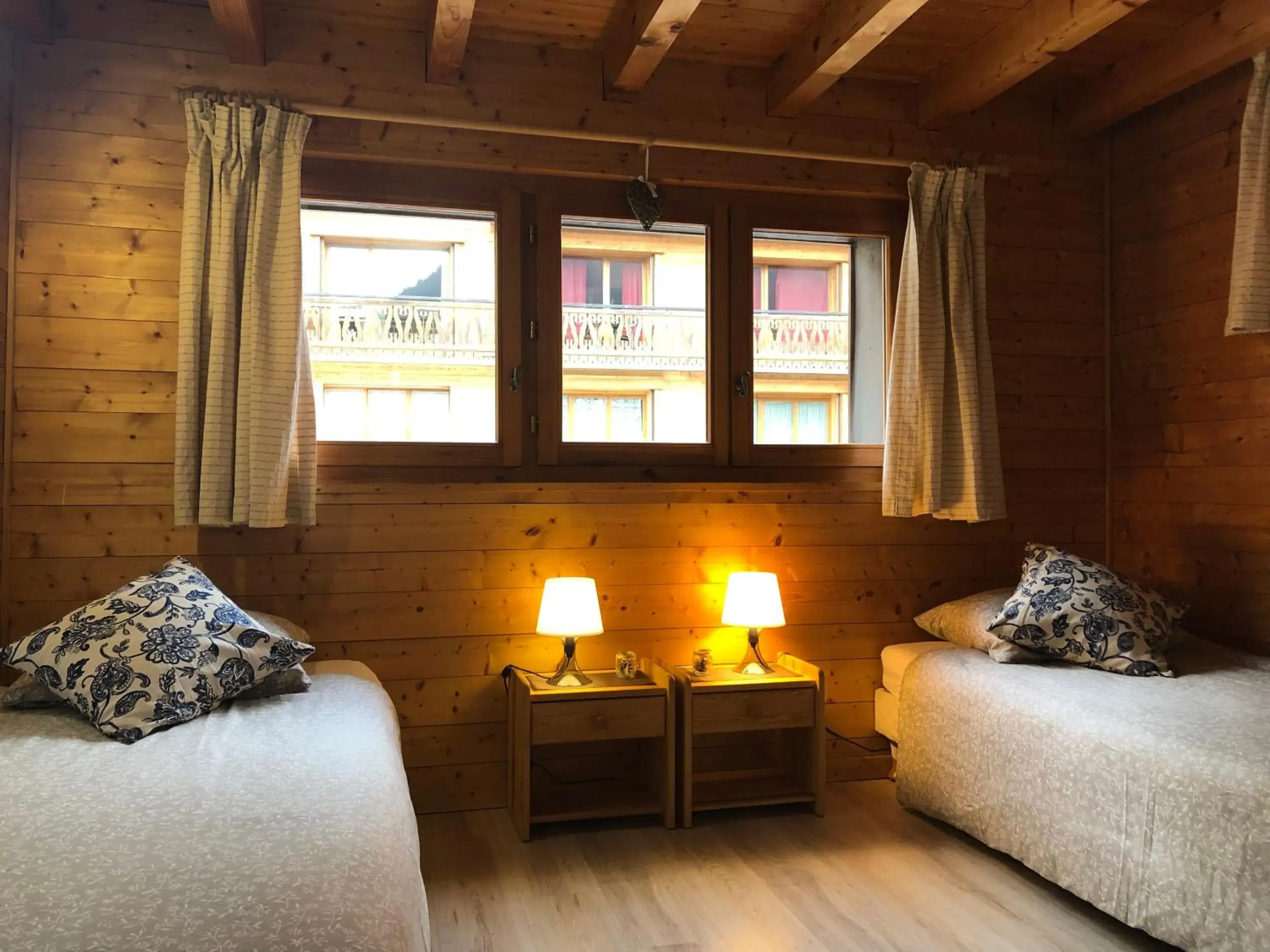 Twin/Double room with Private Bathroom in Central Hostel Chatel Twin/Double room with Private Bathroom in Central Hostel Chatel