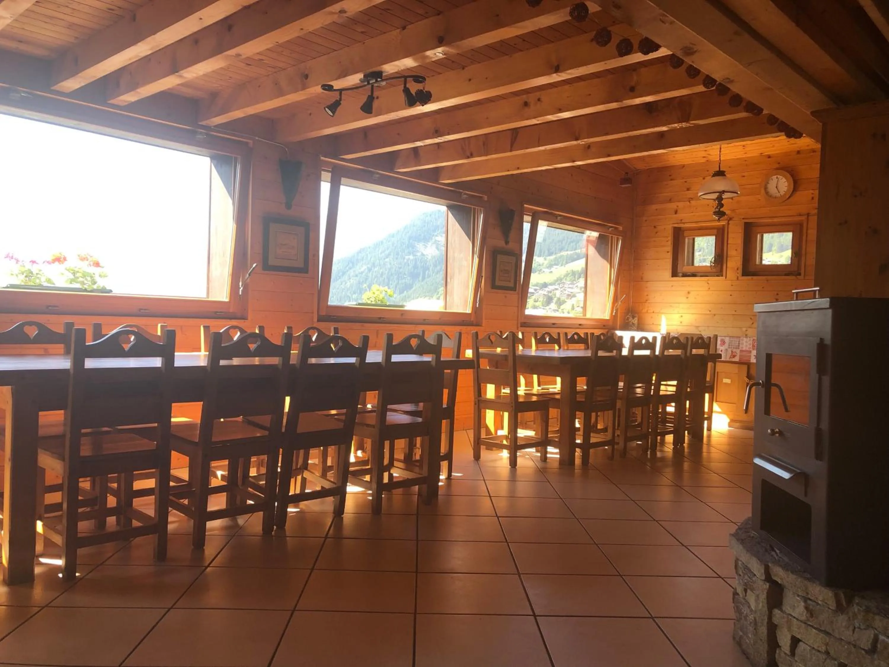 Dining area in Central Hostel Chatel