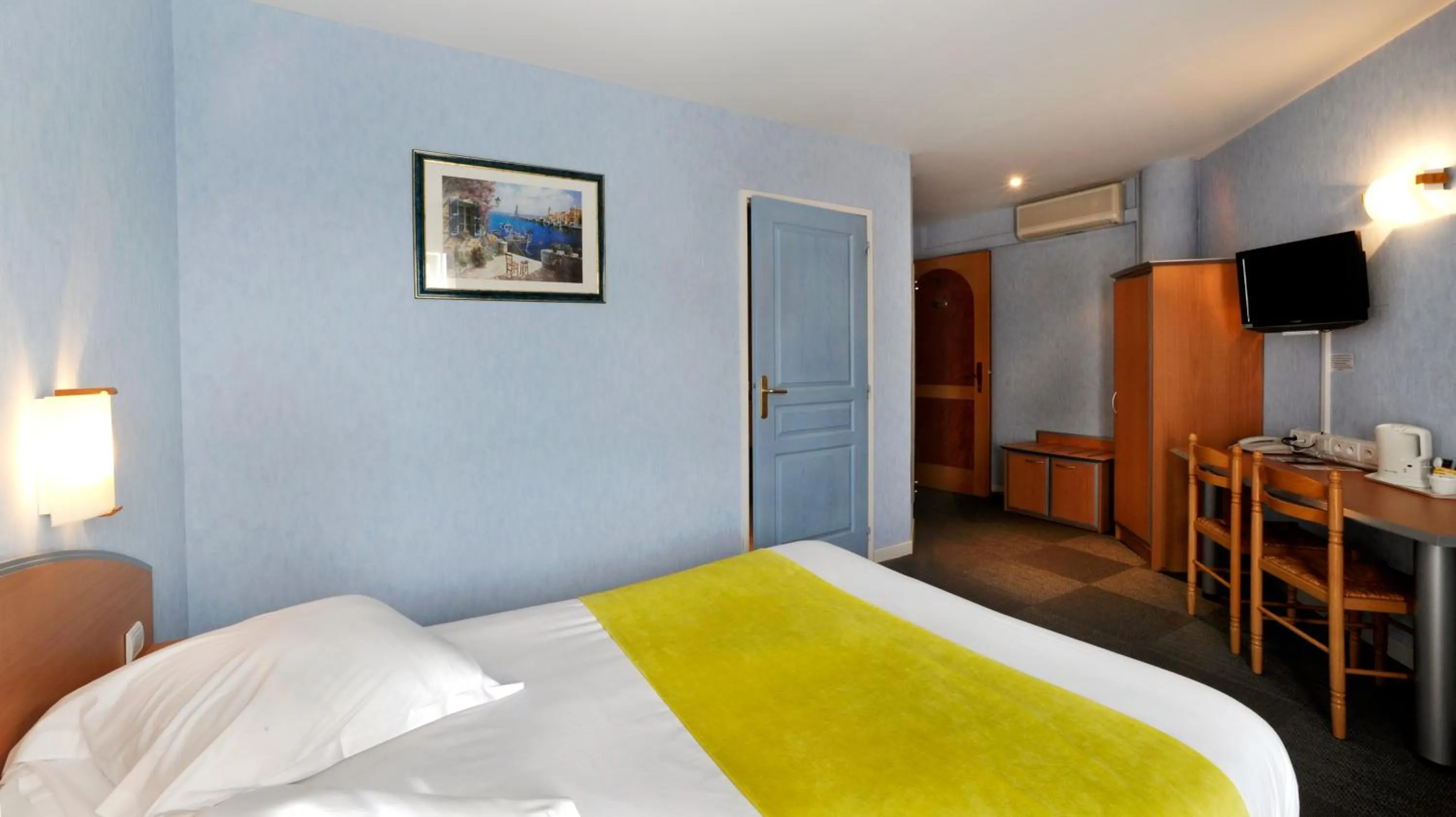 Bed in Comfort Hotel Saintes