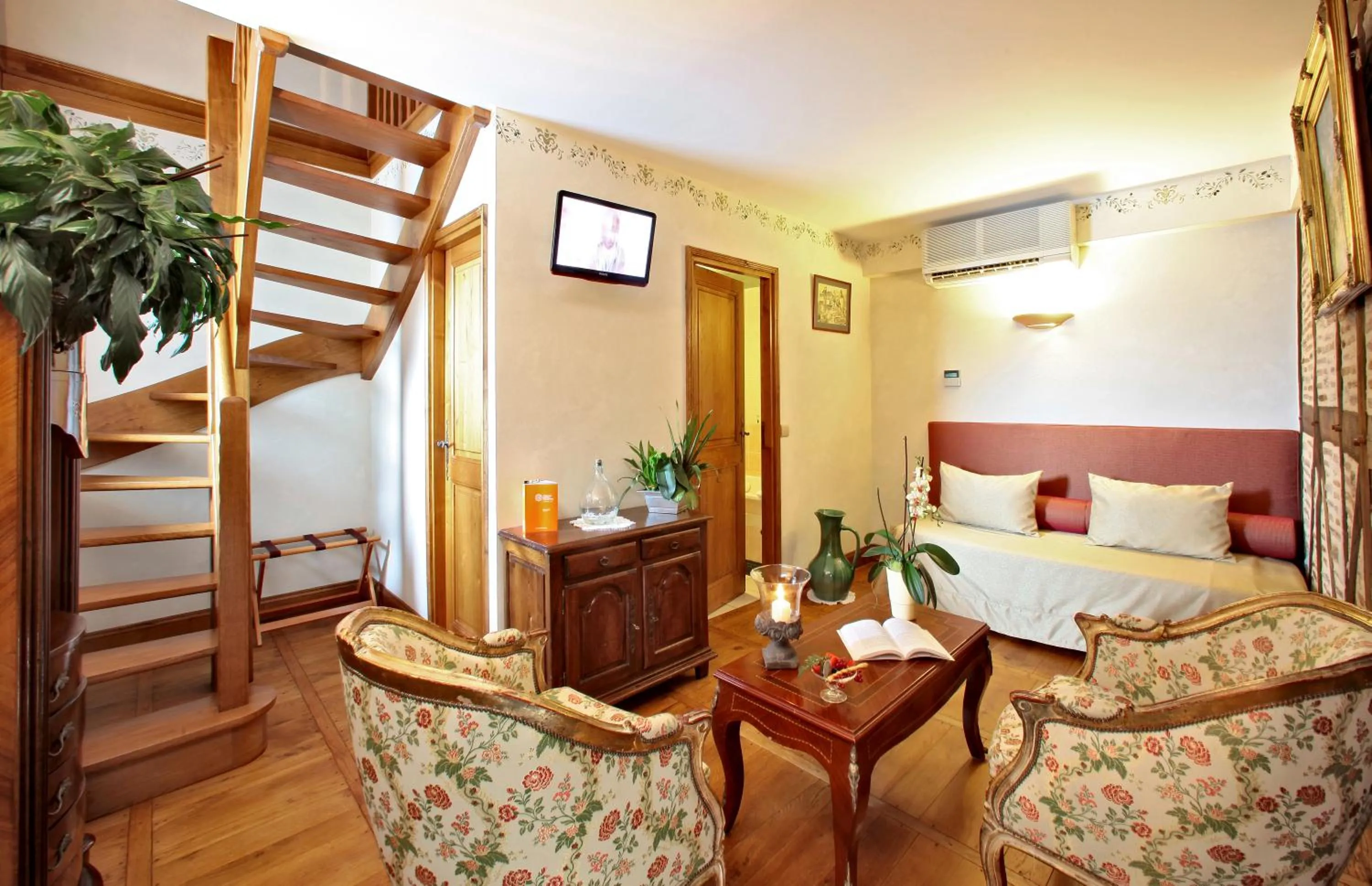 Photo of the whole room, Bed in Château Hôtel La Terrasse - Teritoria