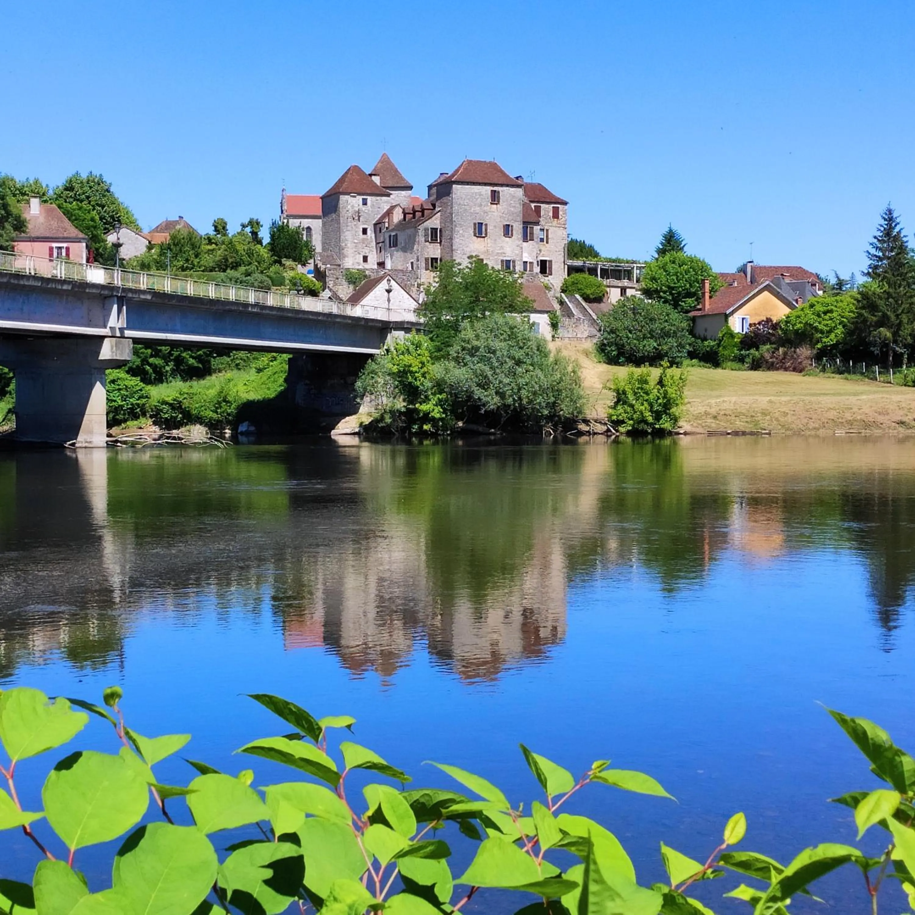 Property building in Château Hôtel La Terrasse - Teritoria